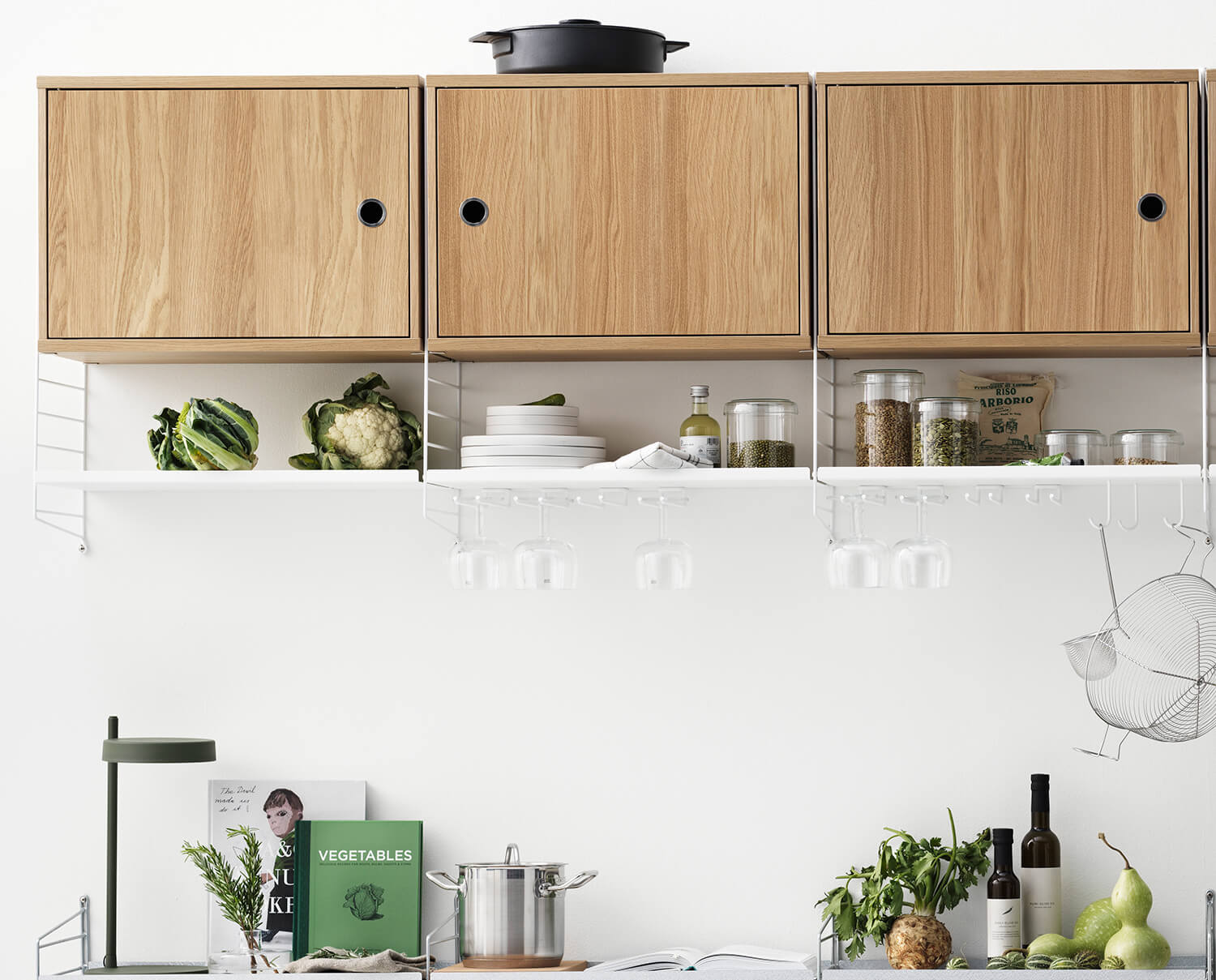 String Küchenregal kombiniert mit String Schrank aus Eiche mit Türen.