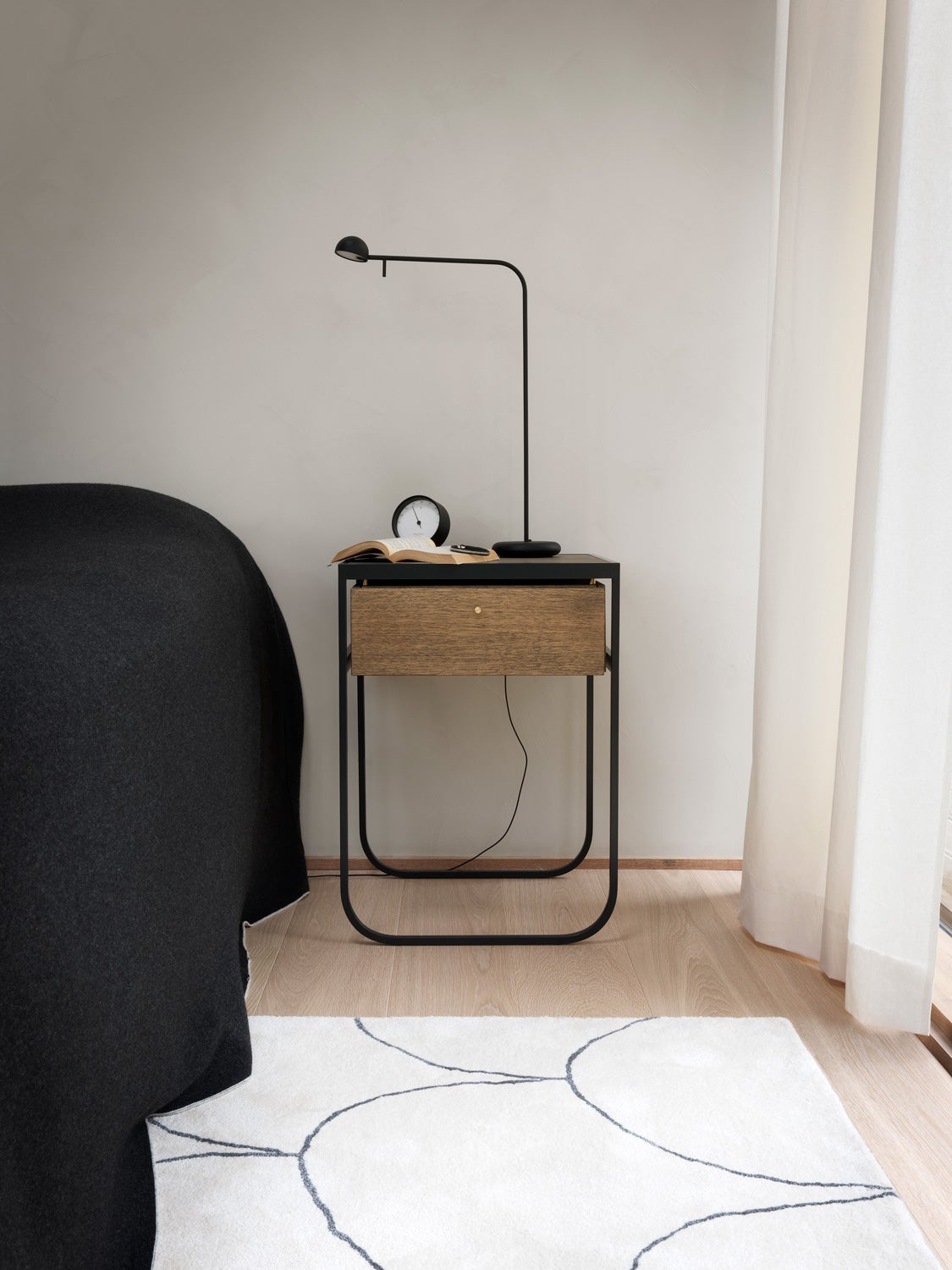 Nati-Tati-Sangbord-Lada-Chargrey-Dark-Oak-Bedroom