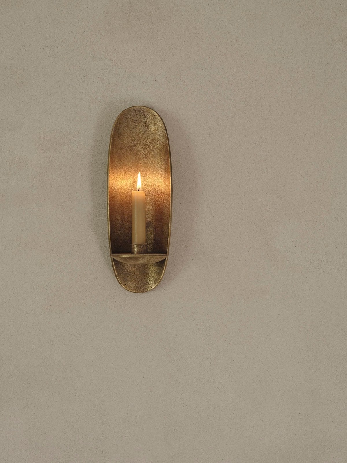 Ferm-Living-Agape-Vaggljusstake-Brass-Finish-miljo-1
