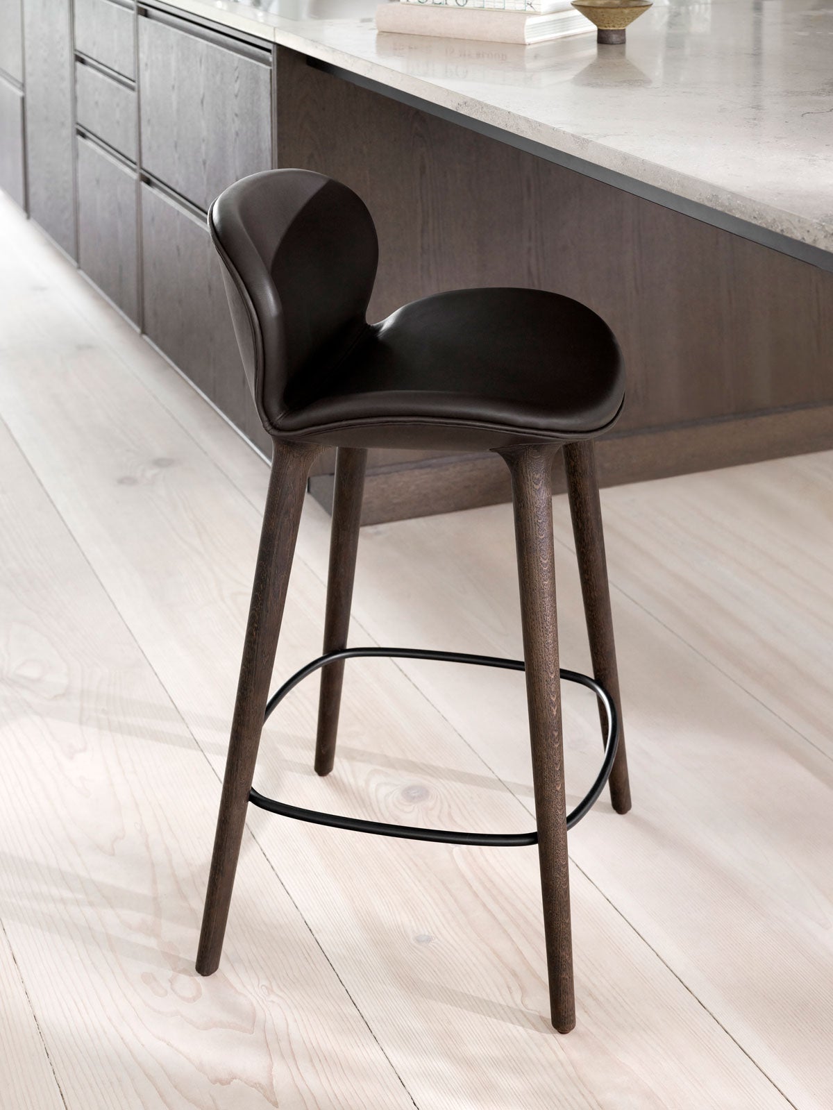 Vipp-456-Lodge-Barstol-Leather-Dark-Oak-Miljöbild