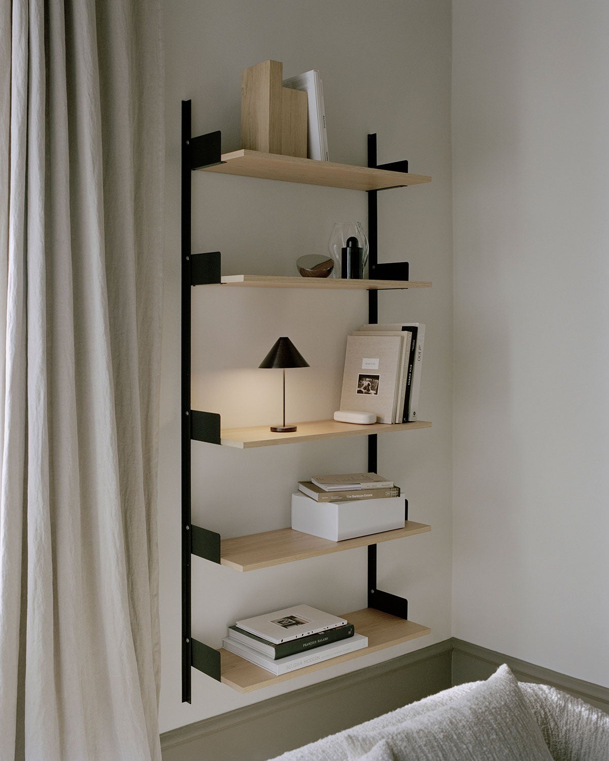 New-Works-Hylla-1900-Ek-Svart-Miljo