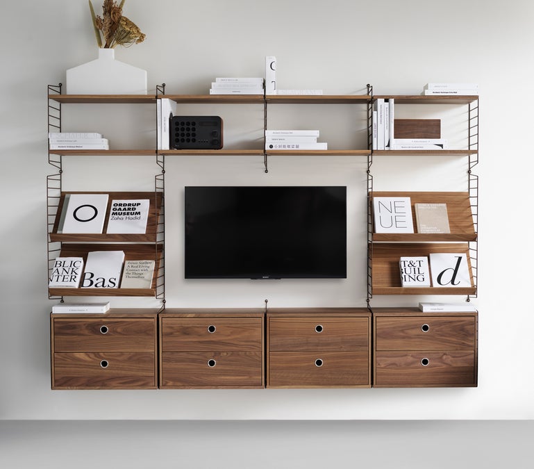 Braunes String-Regal mit String TV-Board in Kombination mit Zeitschriftenregalen und Regalböden für das Wohnzimmer.