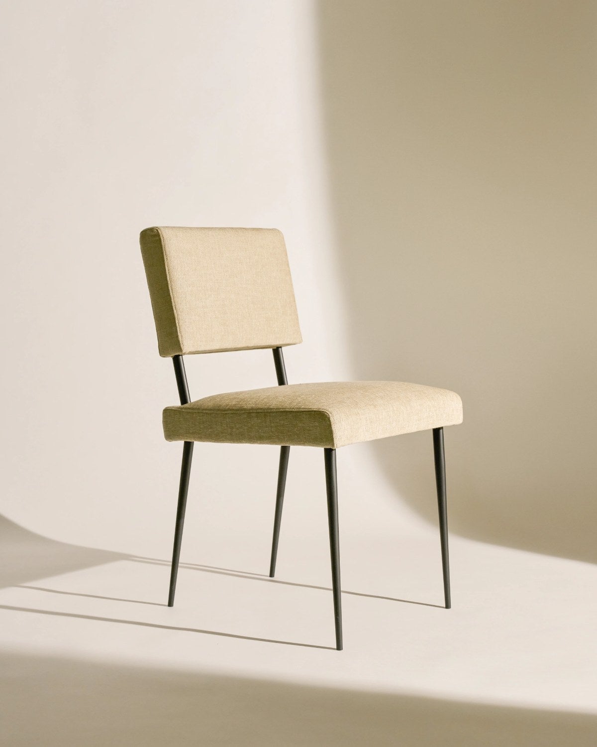 Gubi-M-Chair-Dining-Chair-miljo-811169778824431