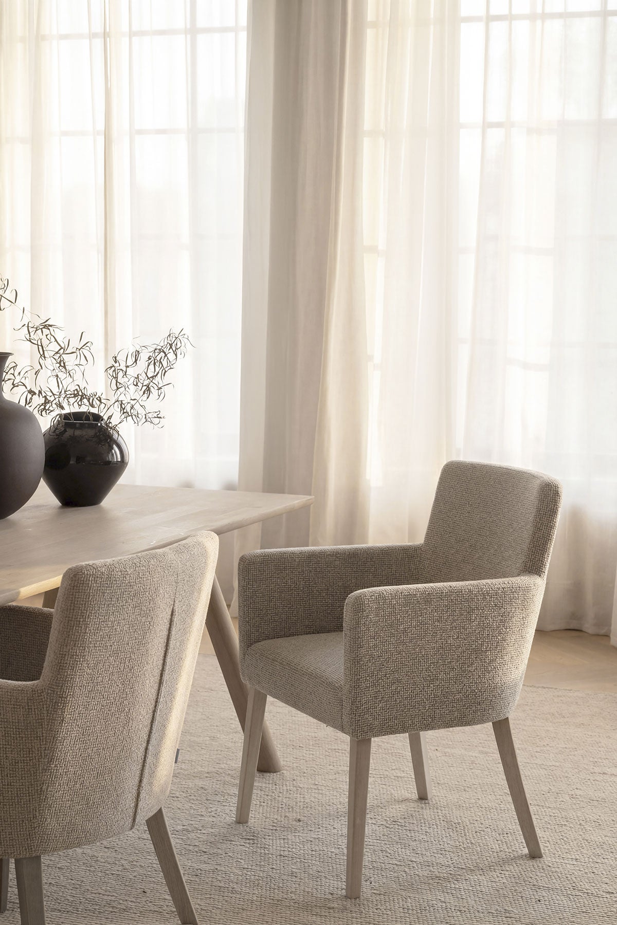 Rowico-Home-Hudson-Chair-Medium-Beige-White-Pigmented-Oak-Lifestyle-1