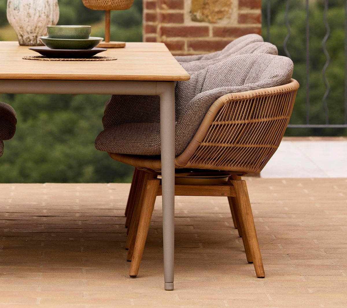 Stay_dining_chair_swivl_teak_legs_-_Core_dining_table_6937_5-env-c5f9b