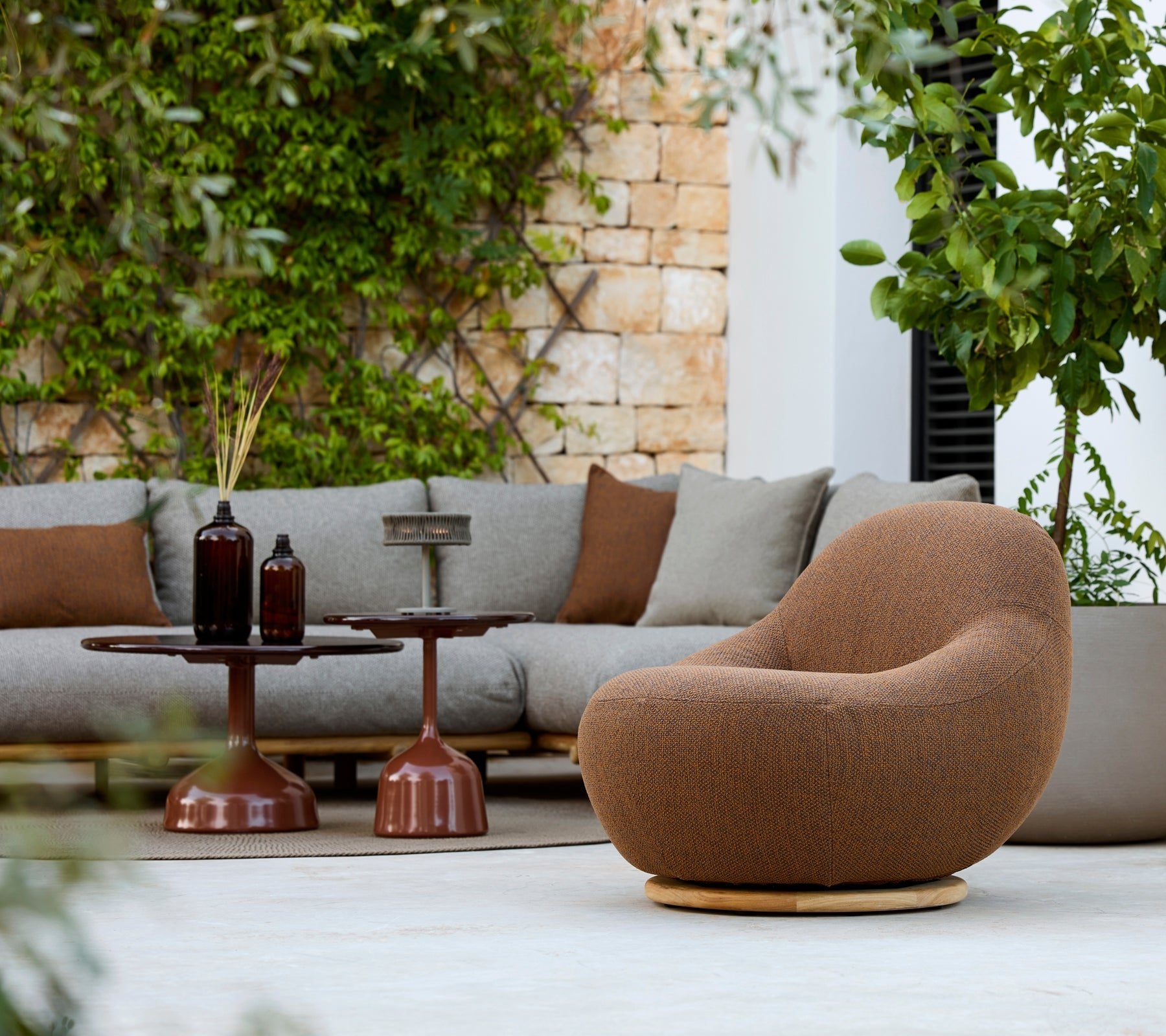 Cane-line-miljo-Gem_lounge_chair_umber_brown_-_Glaze_coffee_table_-_Sticks_7488_b39f1aab-7ea7-473f-ab57-278250c43800