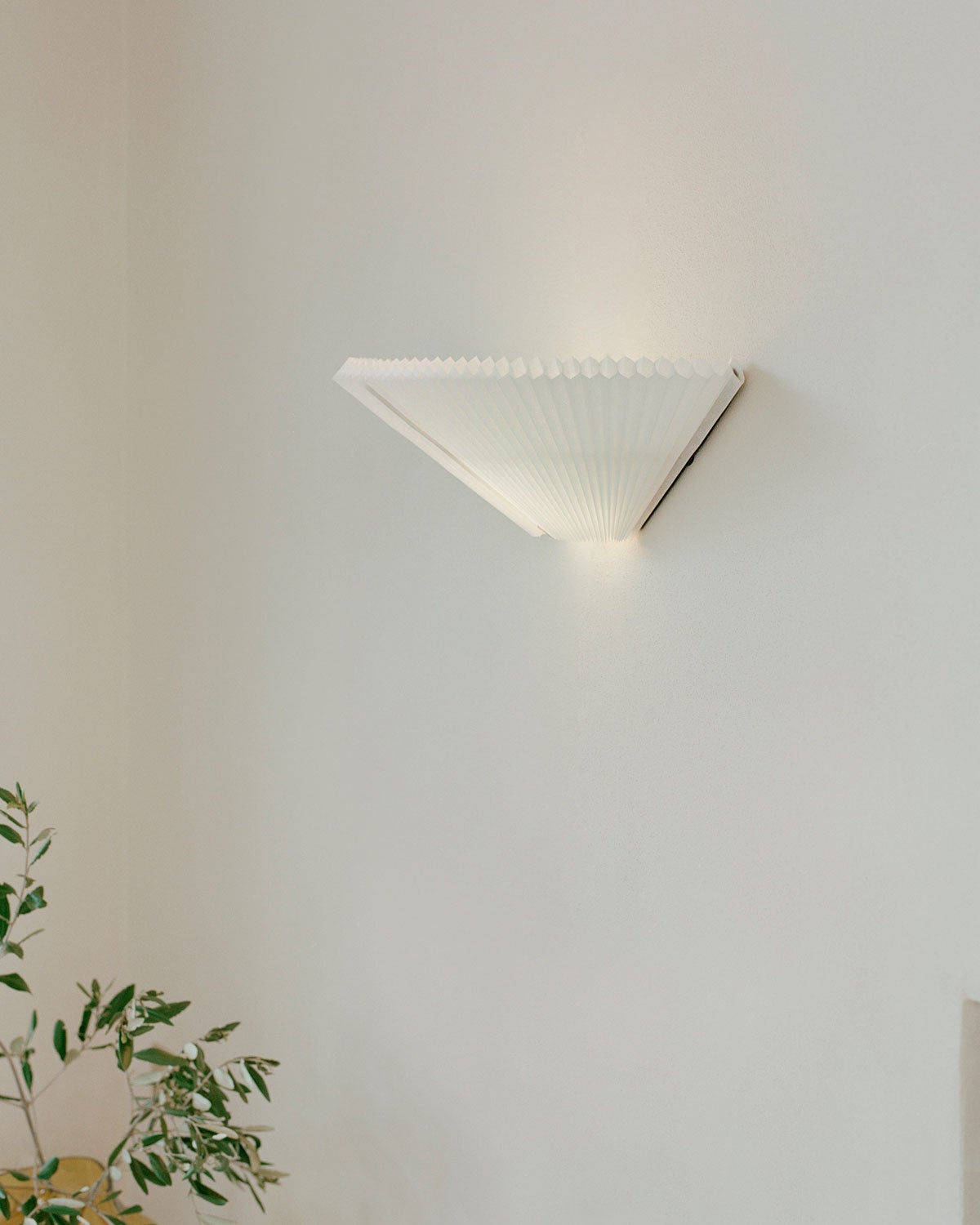 New-Works_Lifestyle_22270_Nebra-Wall-Lamp_6.jpg New-Works_Lifestyle_22270_Nebra-Wall-Lamp_6