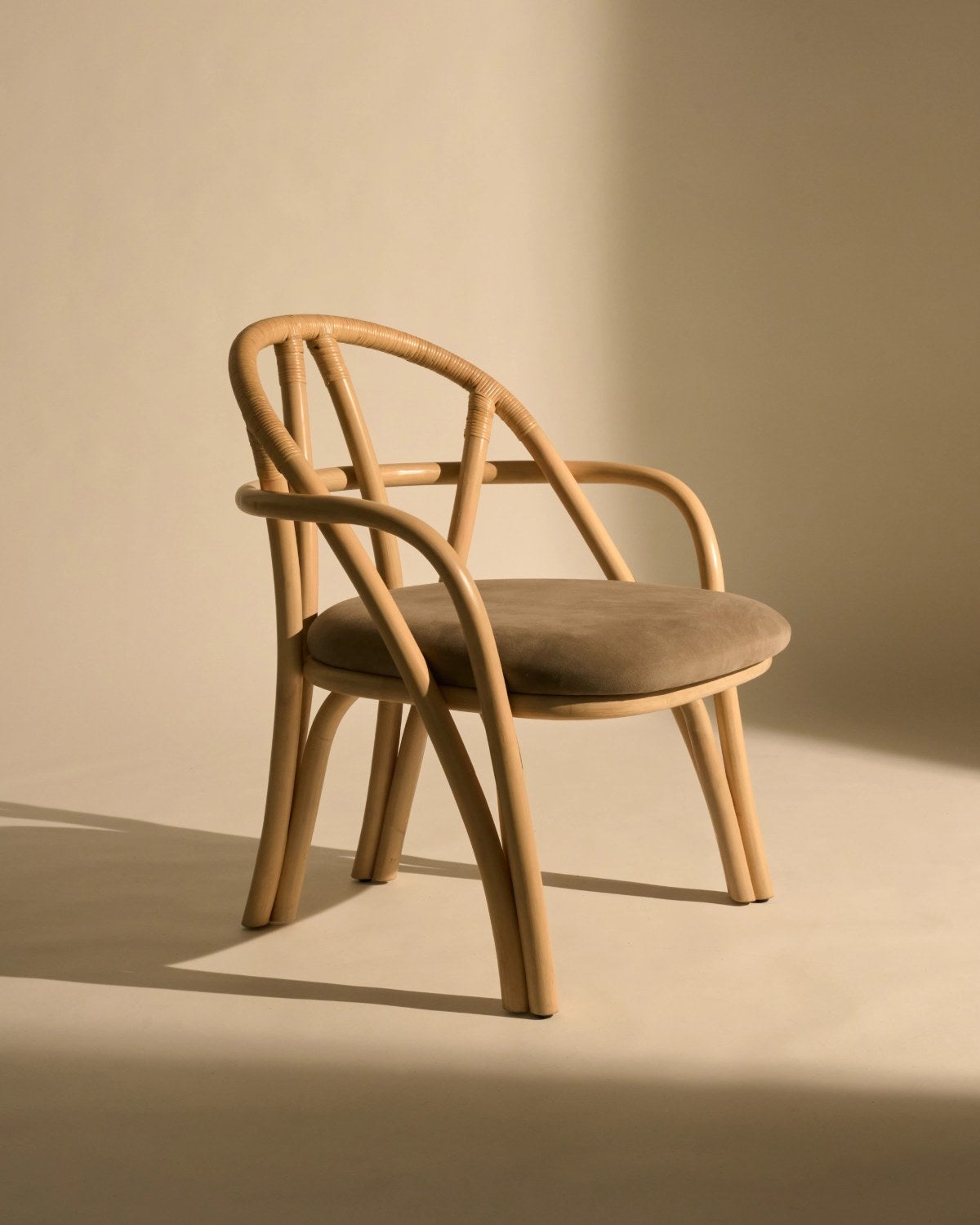 Gubi-Bistra-Lounge-Chair-miljo-581382498784491