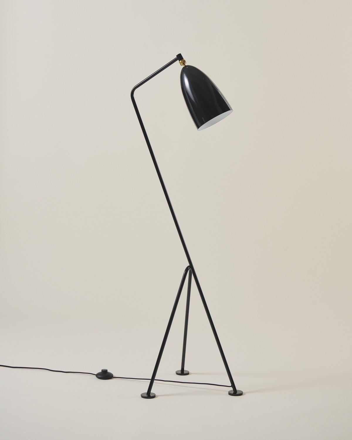 Gubi-Grashoppa-Golvlampa-Svart-miljo-469612525837293