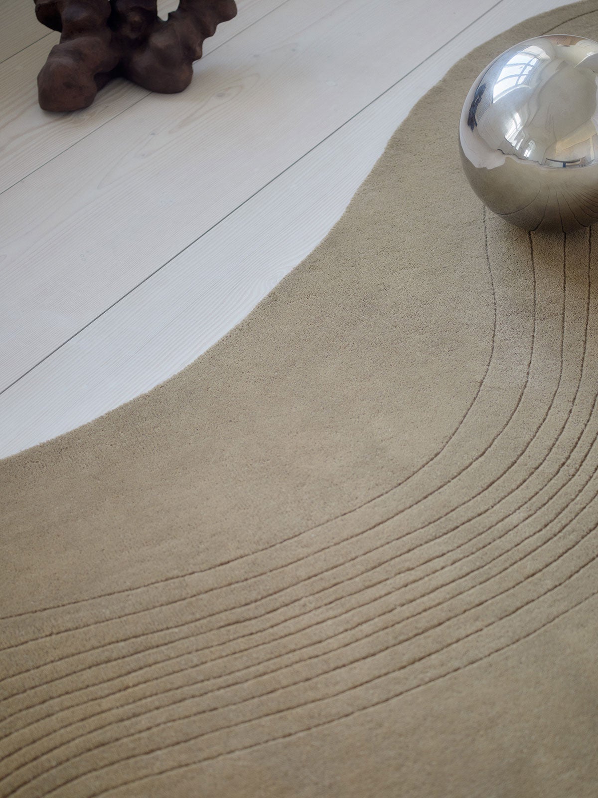 Linie-Design-Fluid-Arc-Rug-Olive-Lifestyle-1