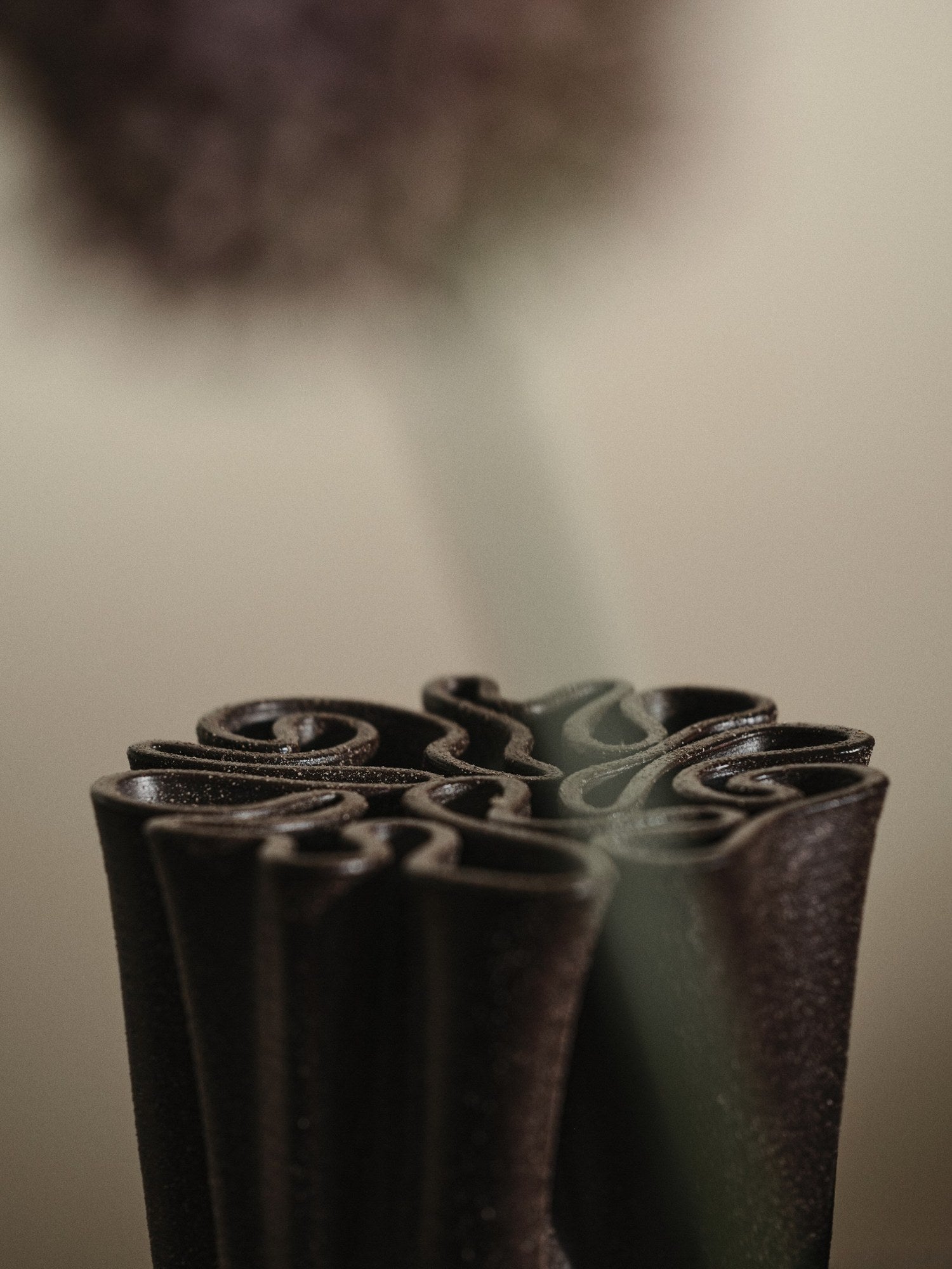 Ferm-Living-Dedali-Vase-H25-Dark-Brown-miljo-1