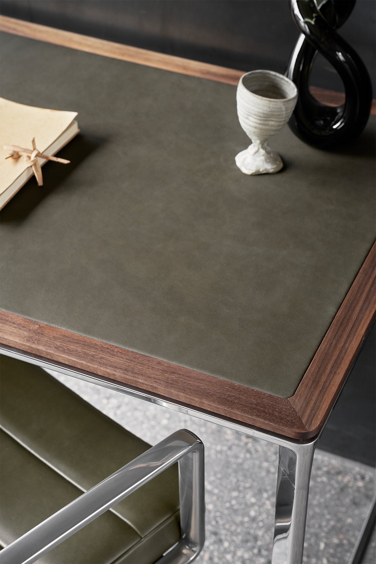 vipp-430-studio-desk-bosco-green-swivel-detail-01-web