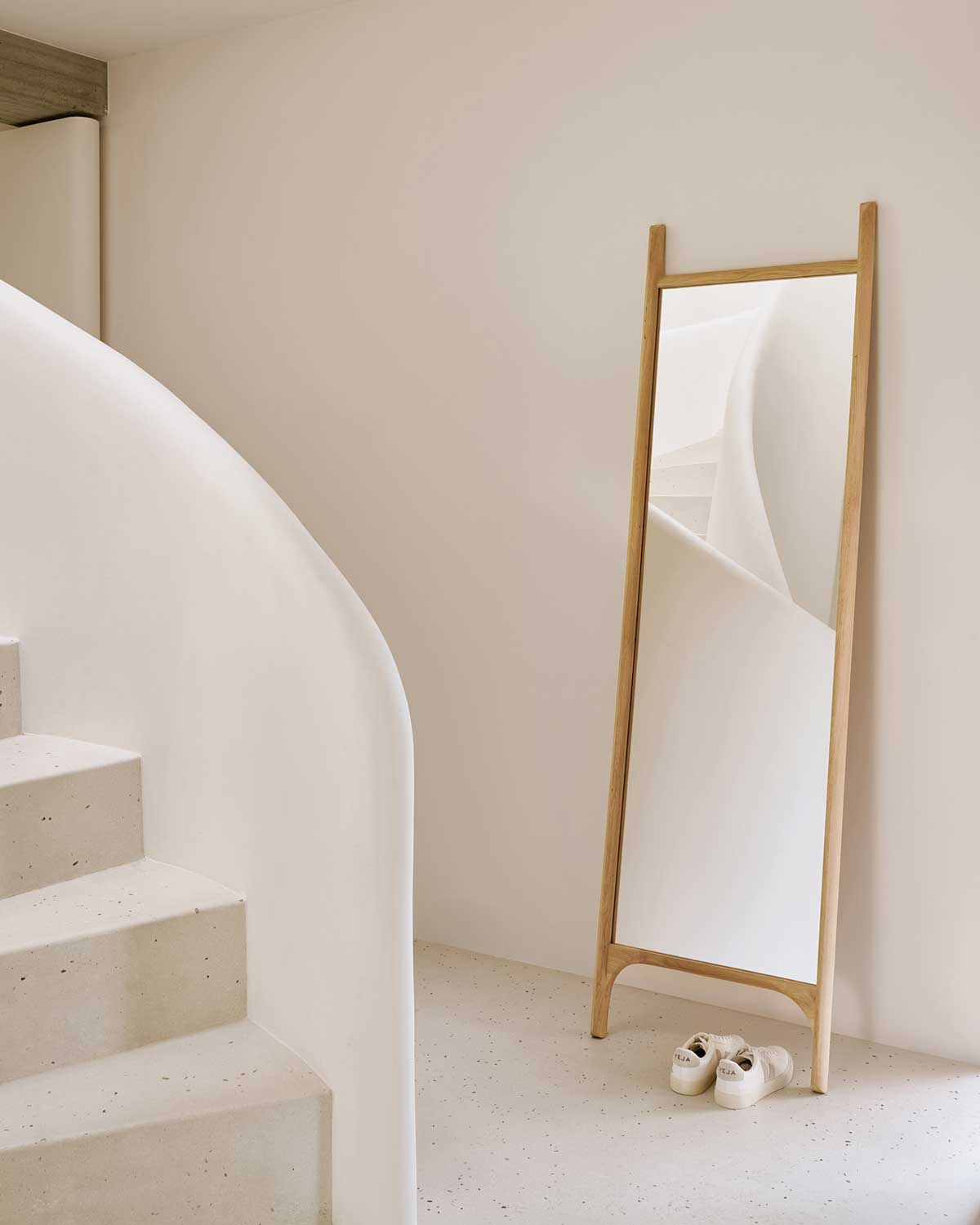 Ethnicraft-PI-Floor-Mirror-55x190-Oak-Lifestyle