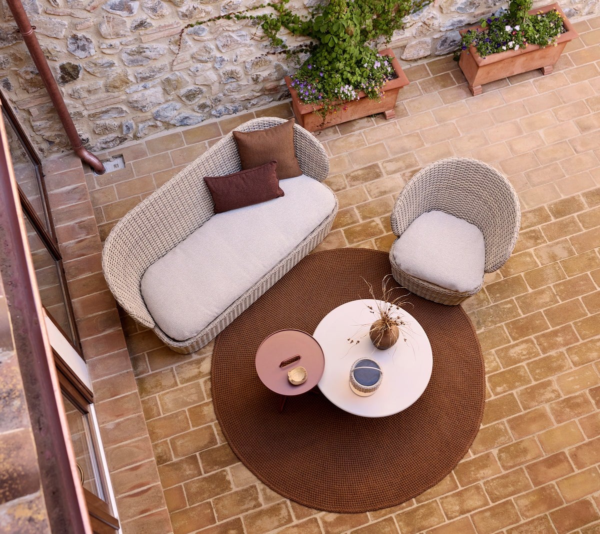 Coast_lounge_-_Knit_rug_-_Glaze_coffetable_-_Illusion_lamp_--env-d5545