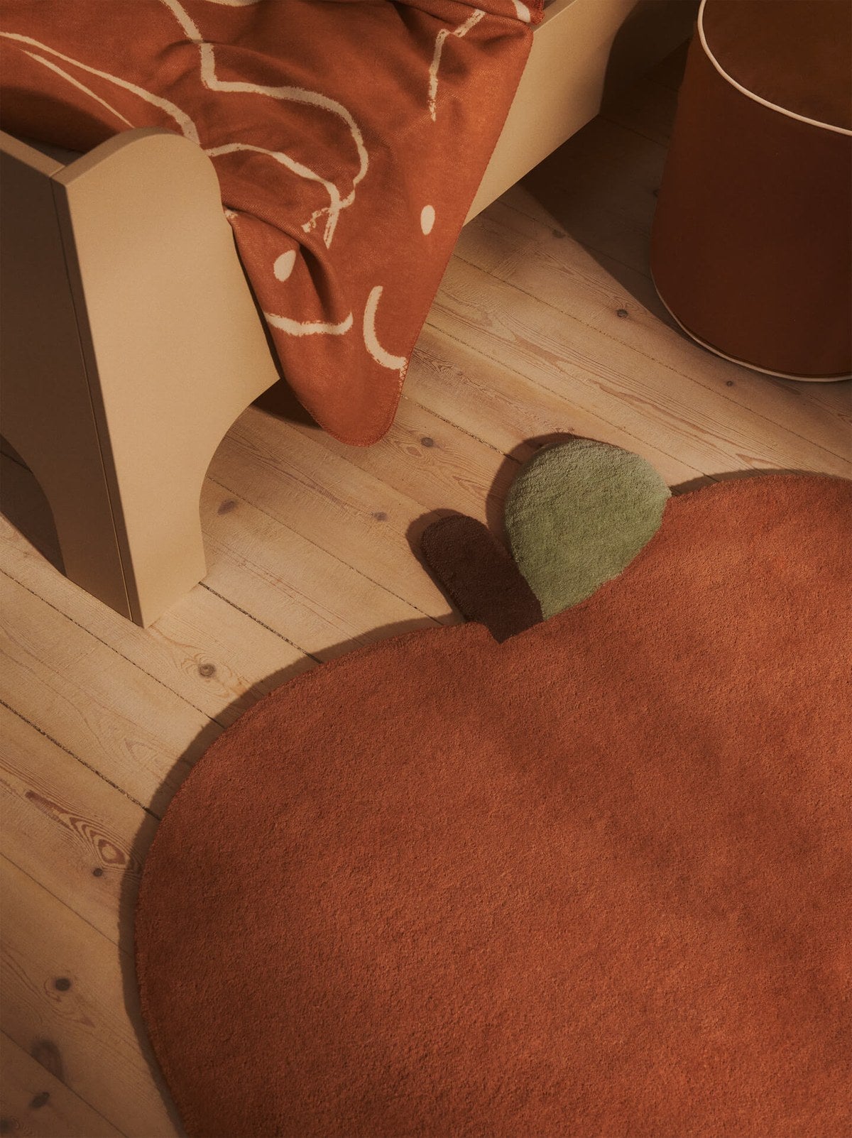 Ferm-Living-Apple-Matta-110x110-Brown-Clay-miljo-1