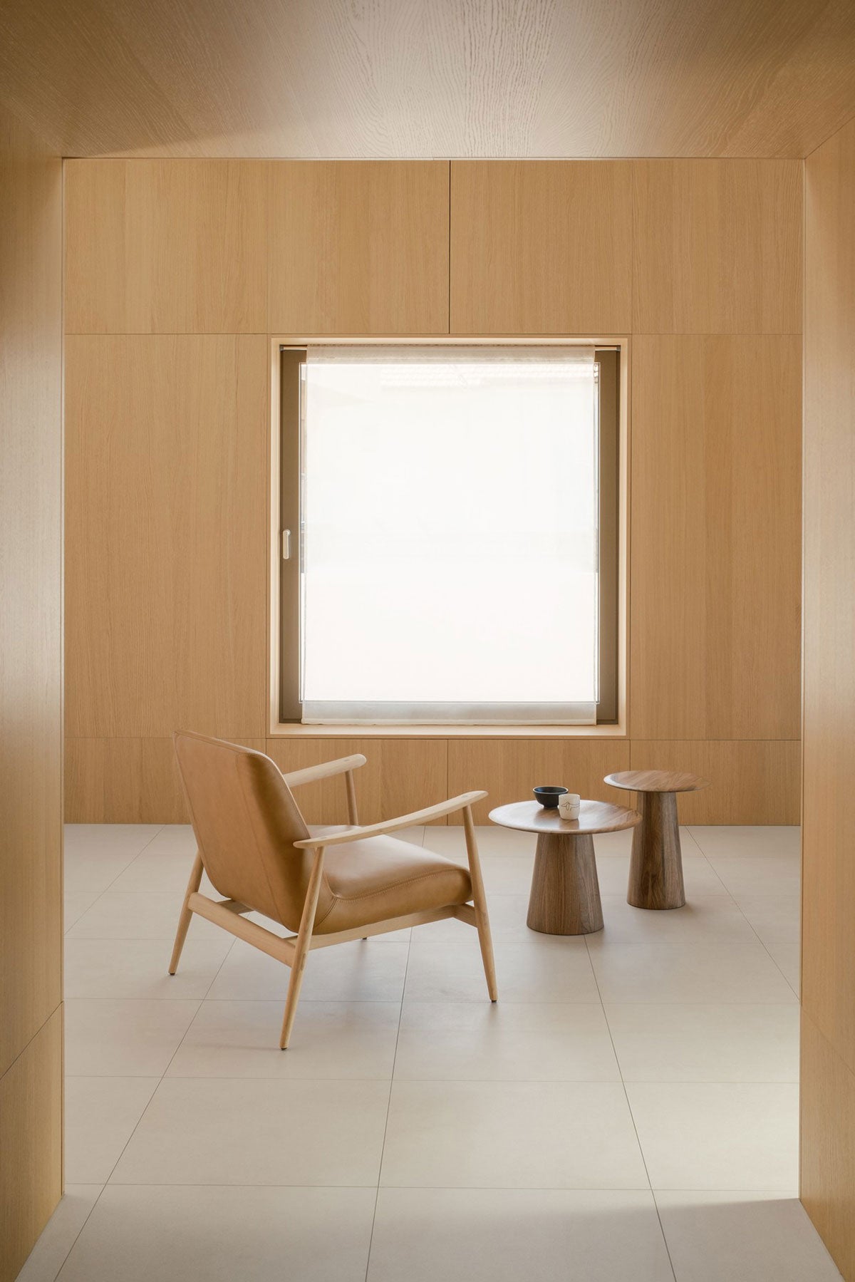 Gazzda-Aska-Lounge-Chair-Oak-Dakar-Leather-Nature-Lifestyle