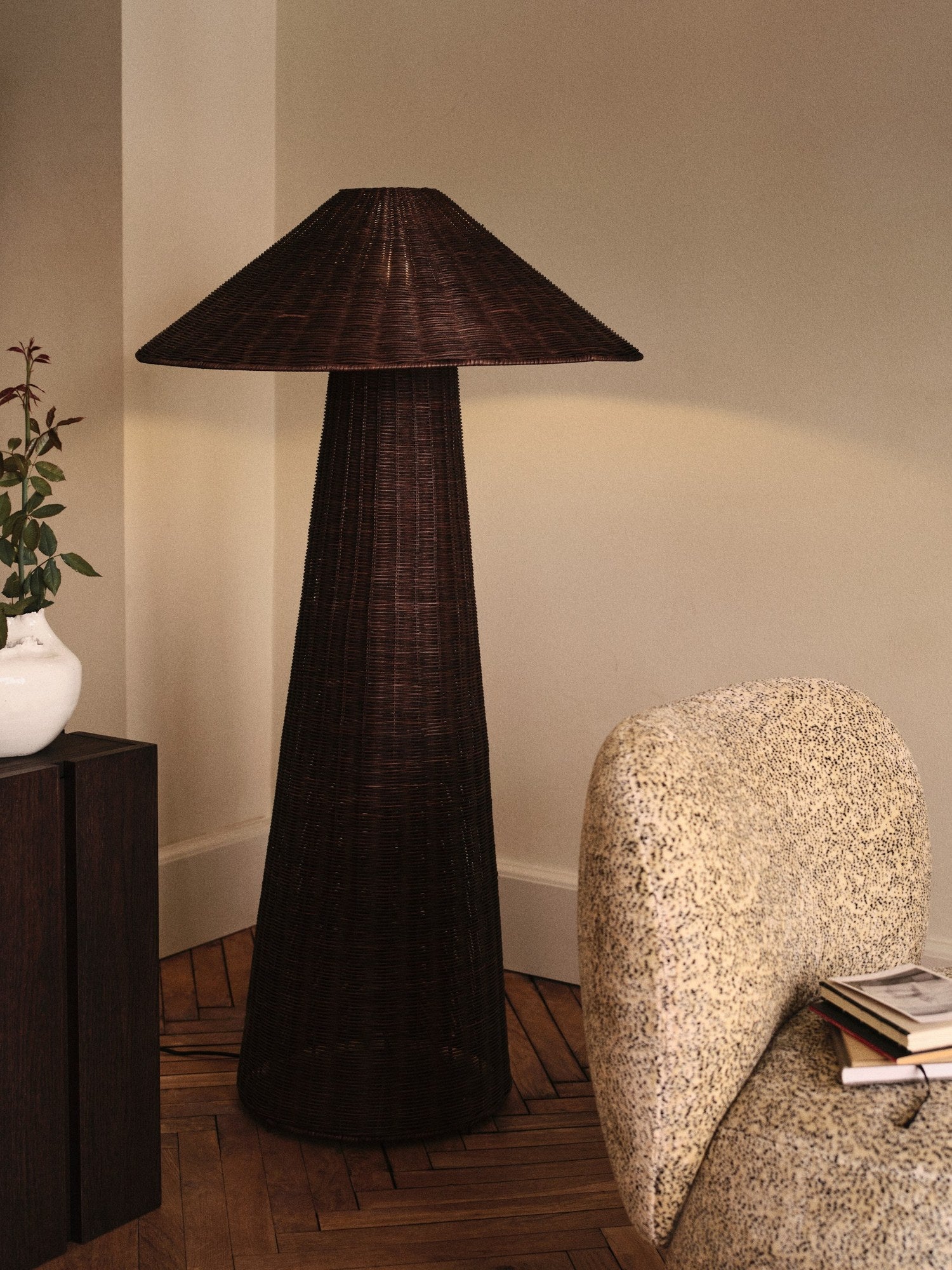 Ferm-Living-Dou-Floor-Lamp-Dark-Brown-miljo-1