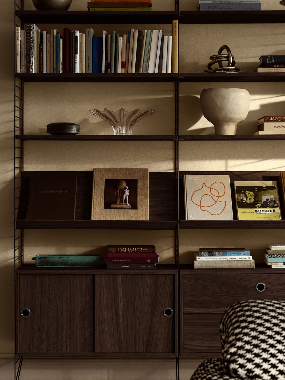 String-System-Dark-Brown-Dark-Oak-Lifestyle-2.jpg String-System-Dark-Brown-Dark-Oak-Lifestyle-2
