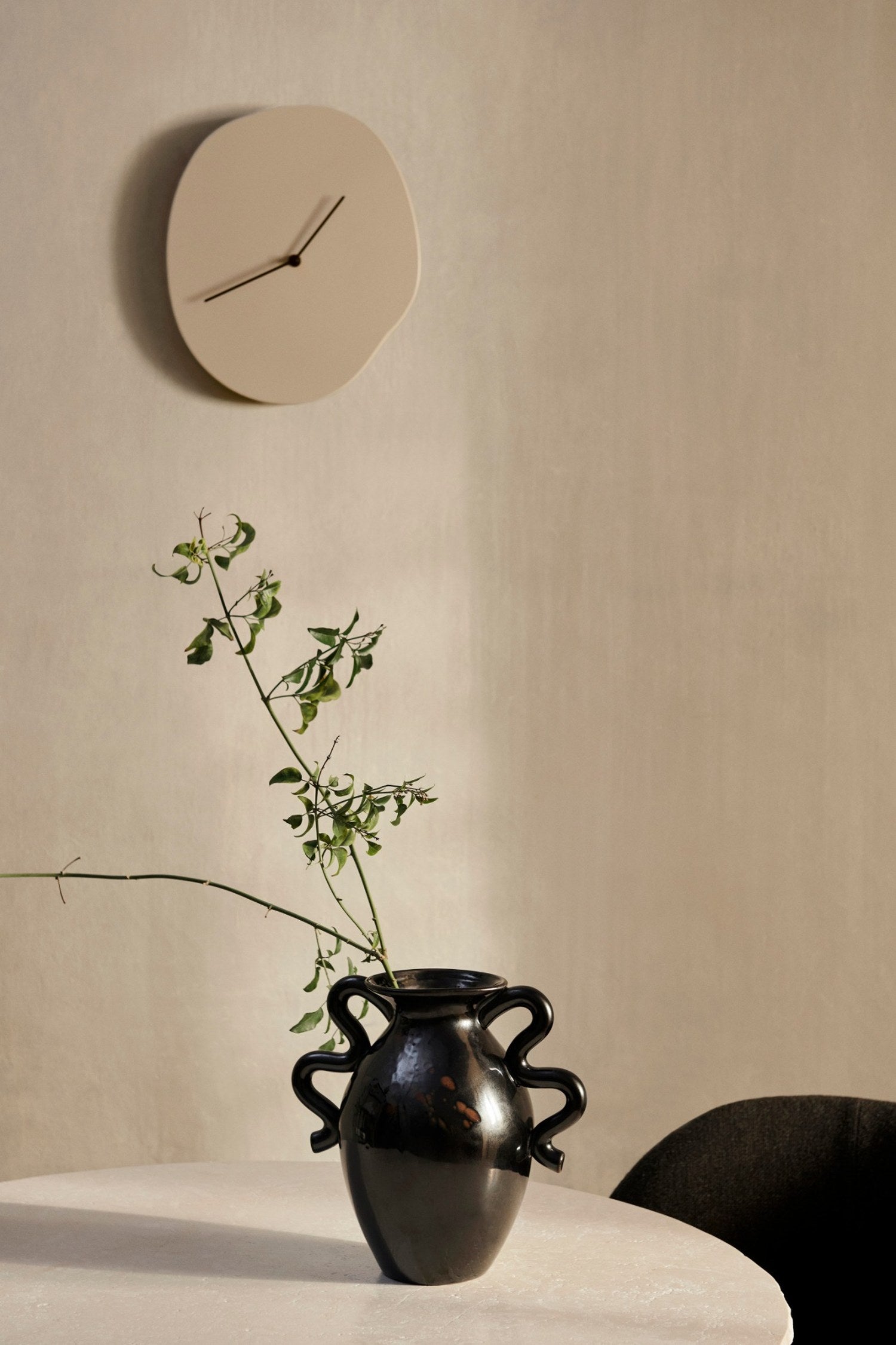 Ferm-Living-Melt-Wall-Clock-Cashmere-6415-miljo-1