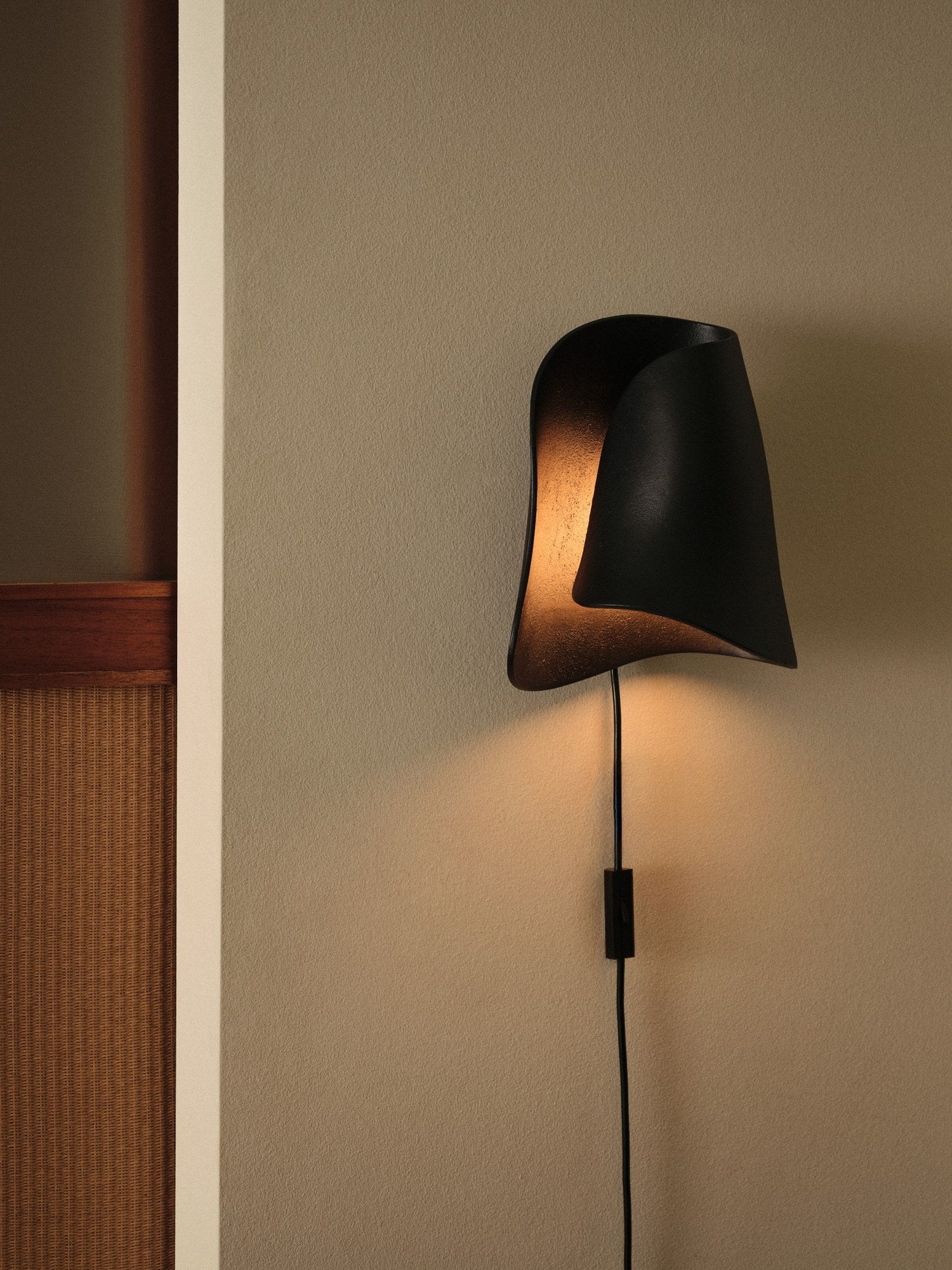 Ferm-Living-Oyster-Wall-Sconce-Black-miljo-1