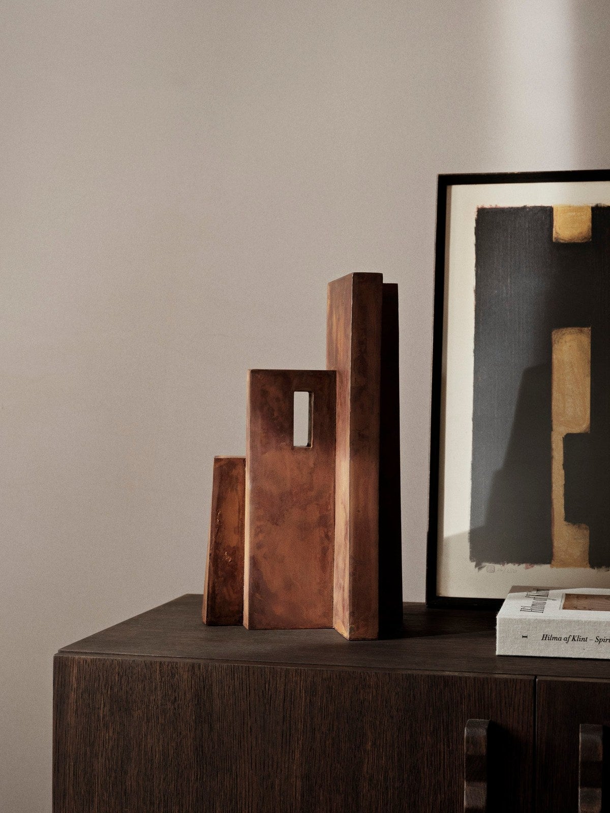 Ferm-Living-Aperture-Skulptur-Oxide-miljo-1