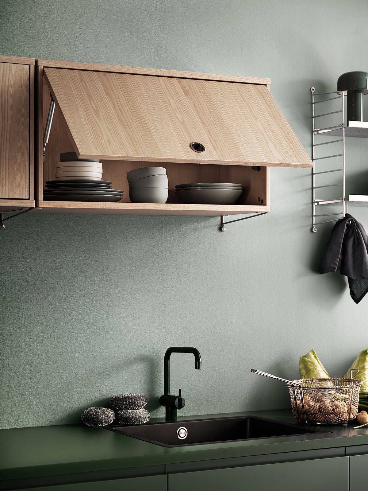 string-system-kitchen-10.jpg String System für die Küche, Inspiration Oberschrank in Eiche