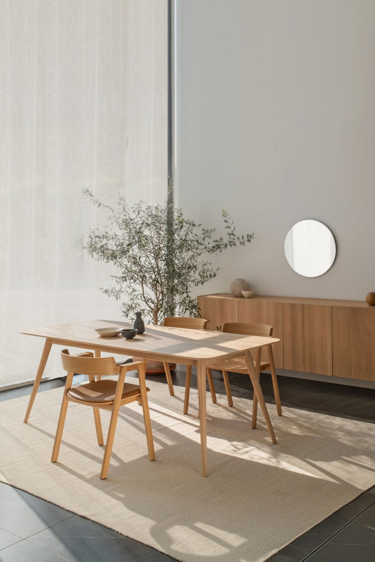 Gazzda-Flip-Chair-Lacquered-Oak-Natural-Dakar-Leather-Lifestyle