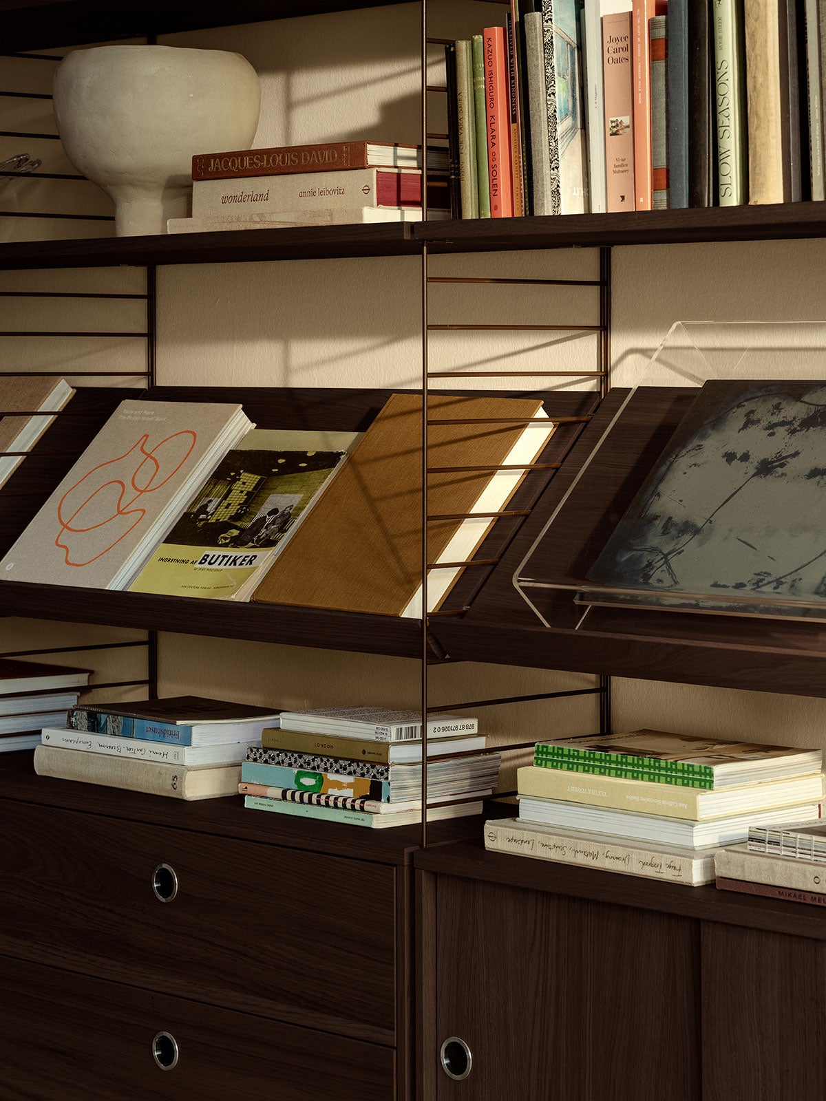 String-System-Dark-Brown-Dark-Oak-Lifestyle-3