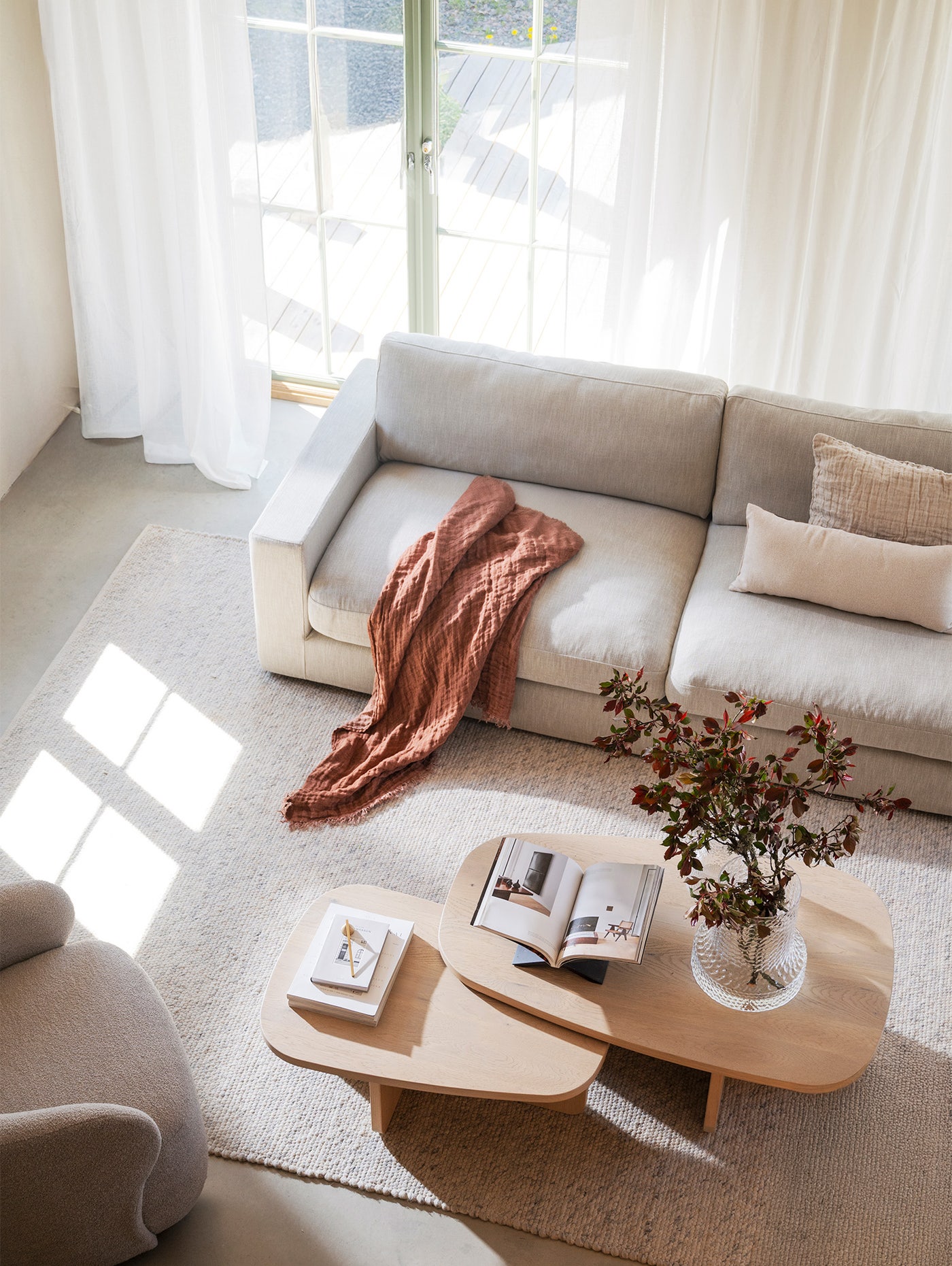 Langdon-sofa-Casual-36-Billings-coffee-table-Lifestyle-01.jpg Langdon-sofa-Casual-36-Billings-coffee-table-Lifestyle-01