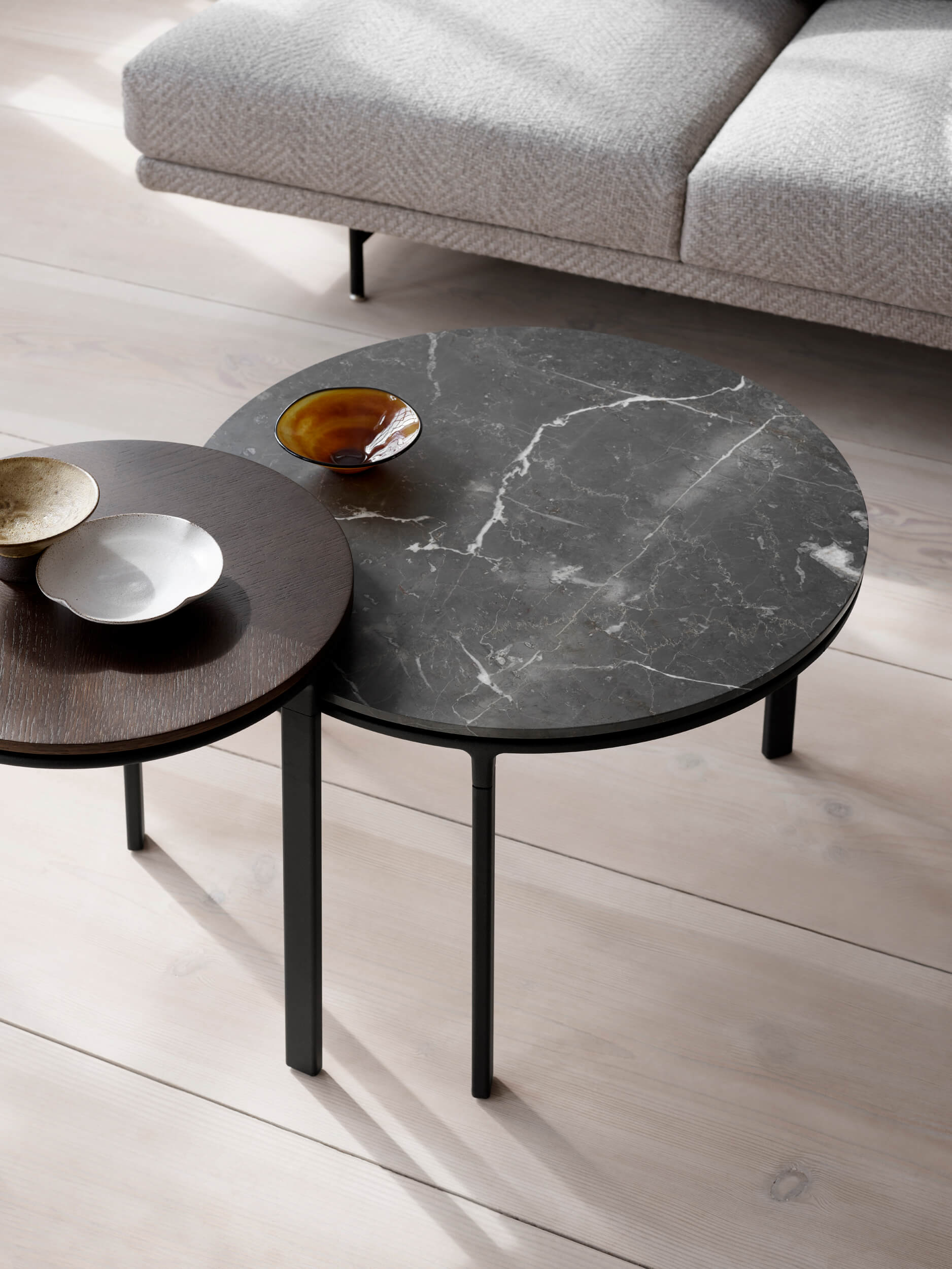 vipp-423-coffee-table-ø60-blackmarble-lifestyle-02-high.jpg vipp-423-coffee-table-ø60-blackmarble-lifestyle-02-high.jpg