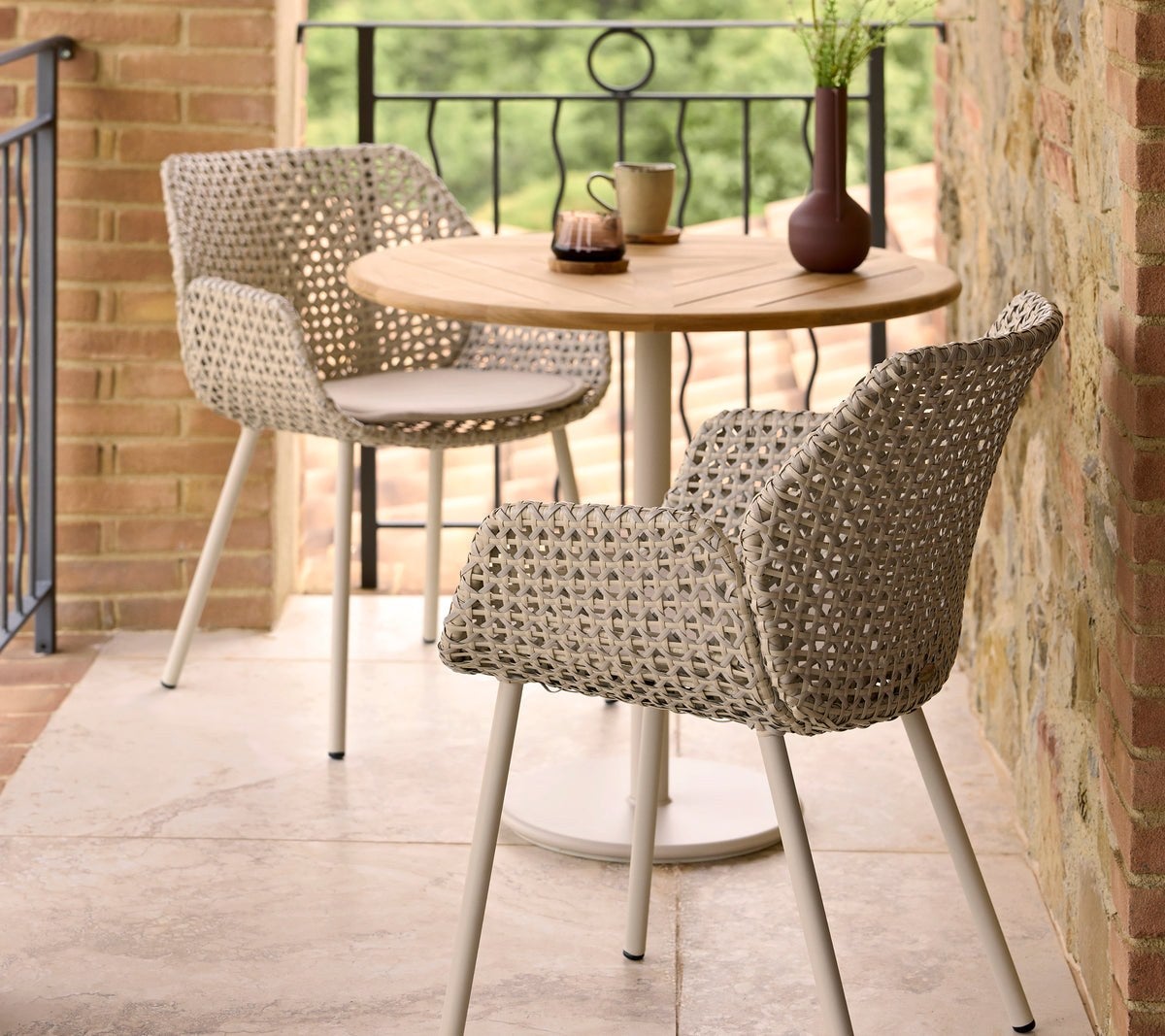 Vibe_dining_chair_-_Go_cafe_table_6567_f8445625-3498-4a0a-b6-env-6f234