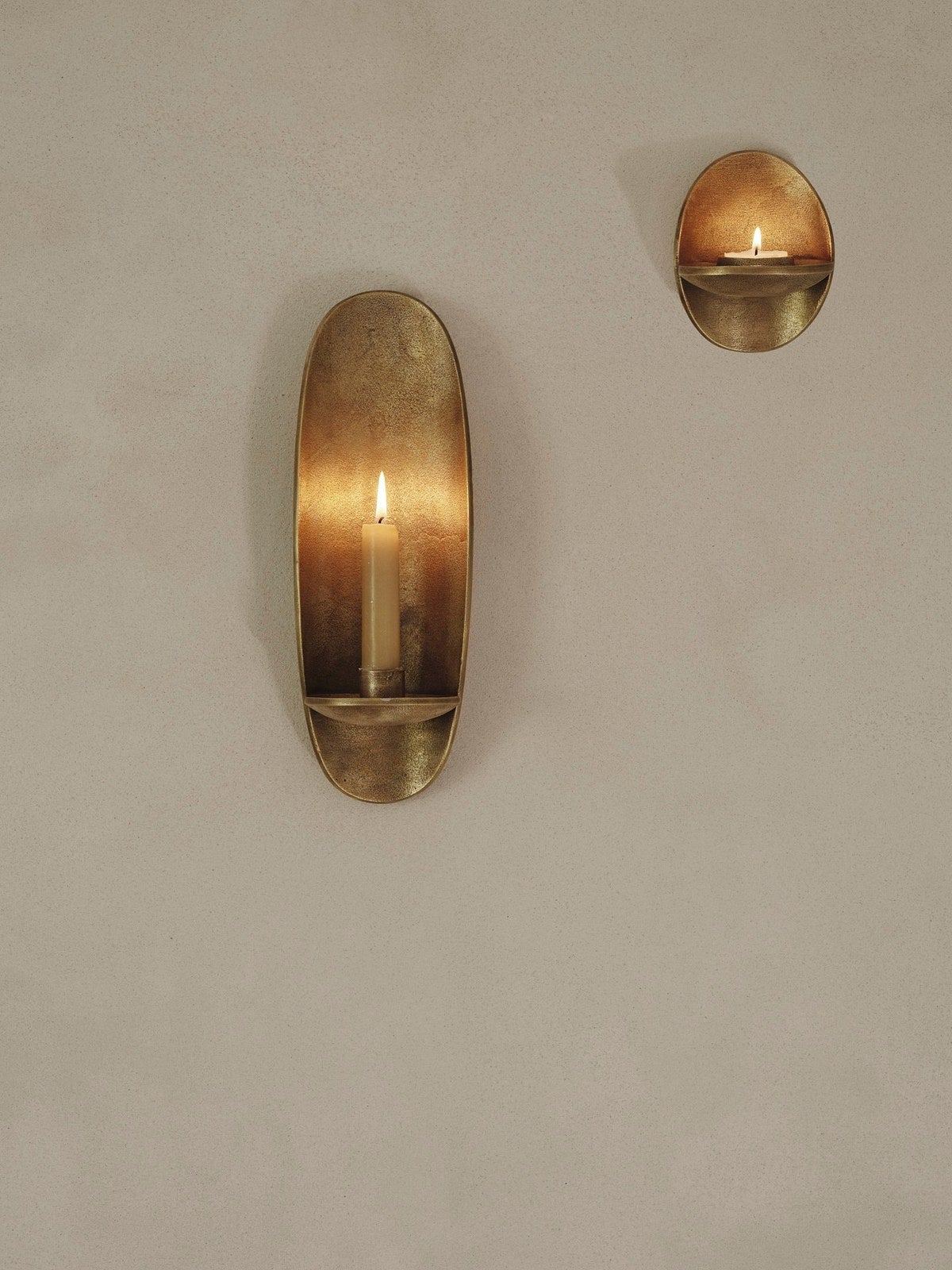 Ferm-Living-Agape-Vaggljushallare-Brass-Finish-miljo-1