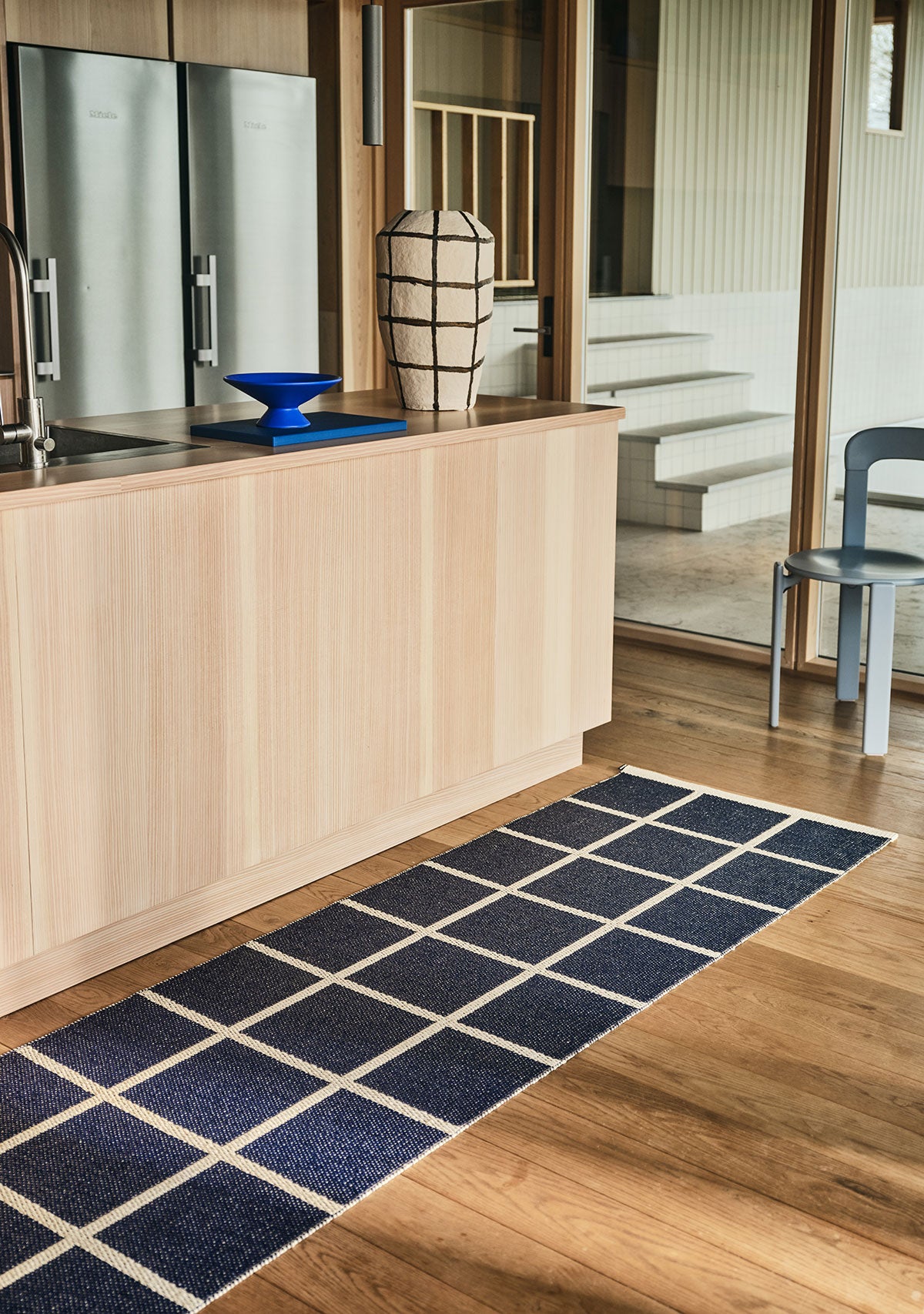 Pappelina-Criss-Runner-Dark-Blue-Lifestyle