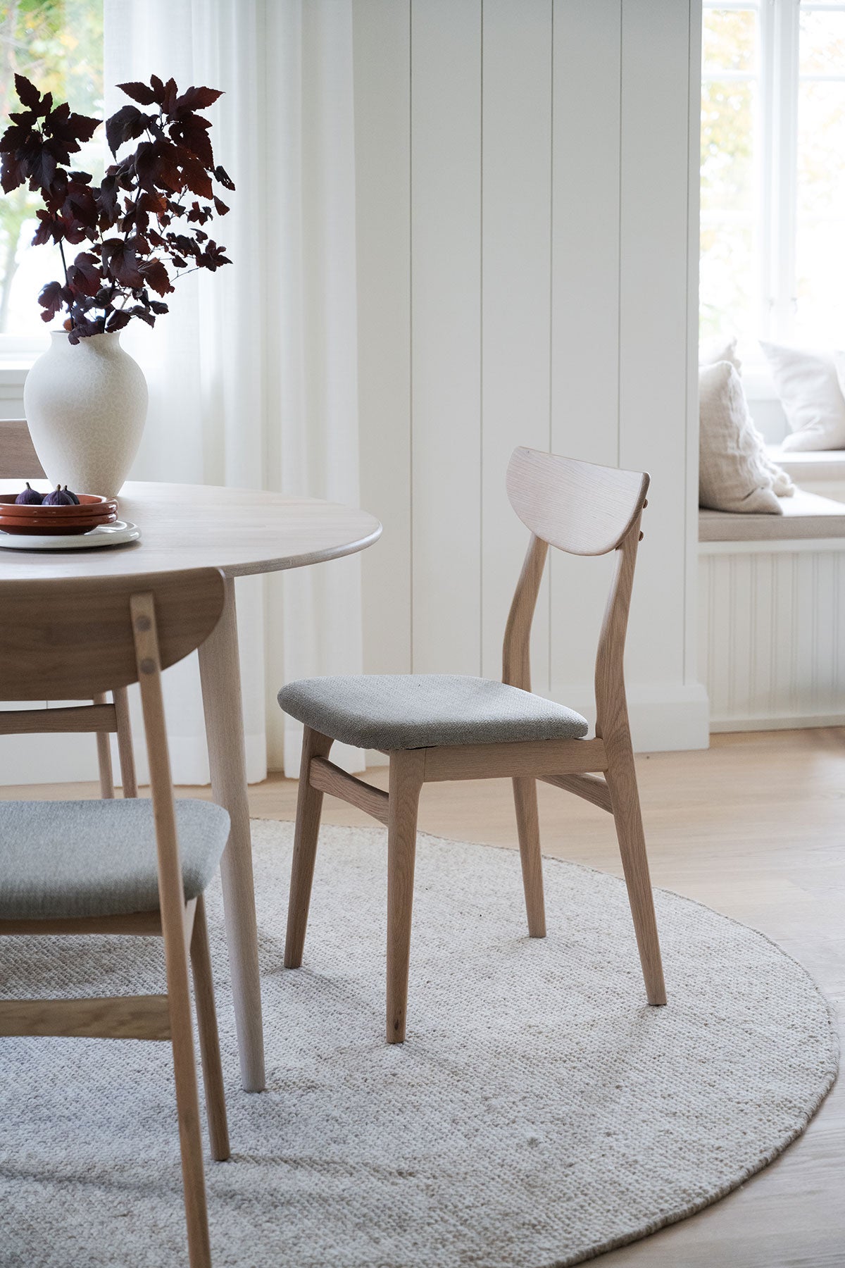 Rodham-Stol-Vitpigmenterad-Ek-Grabeige-Miljo_1