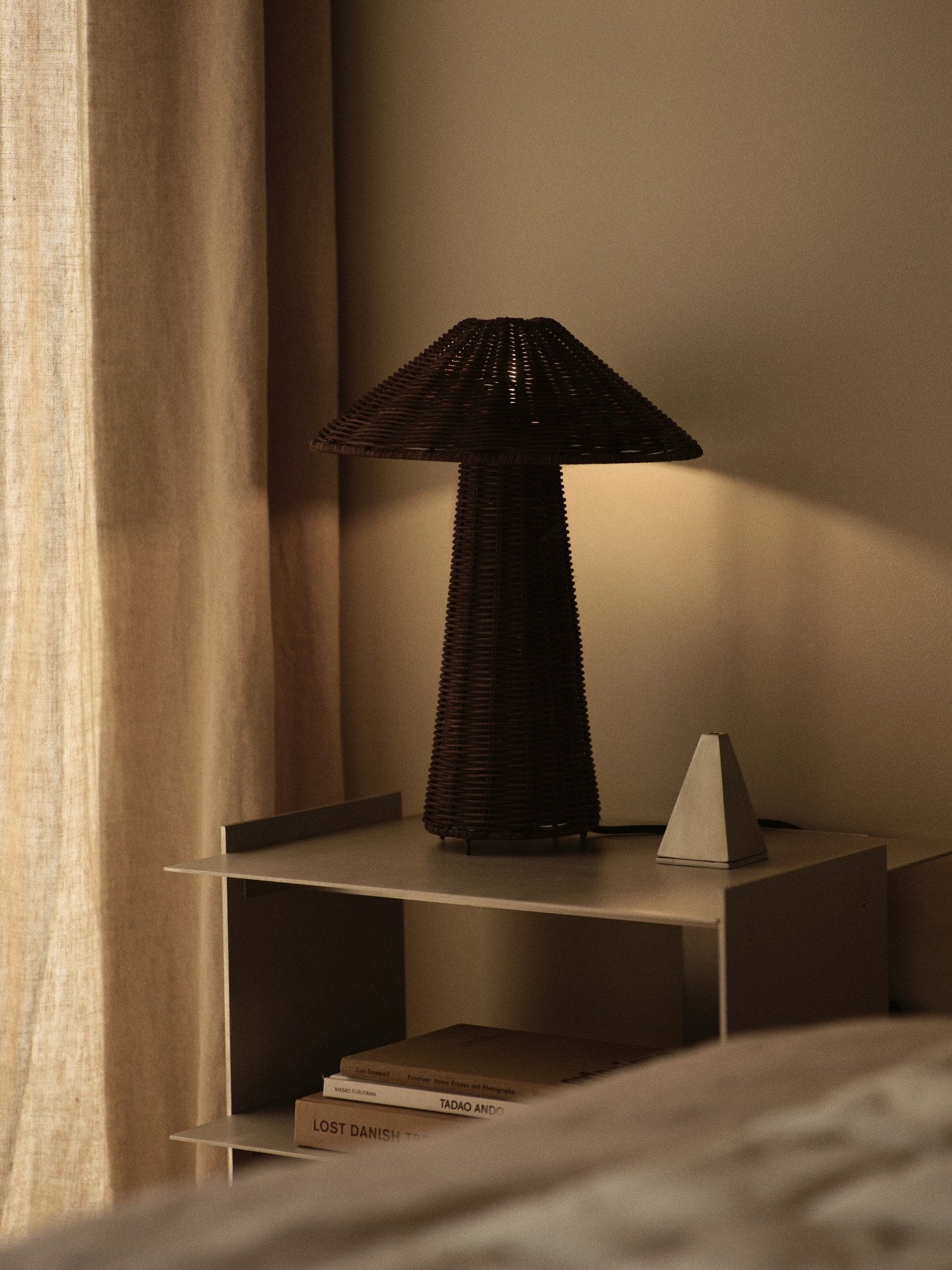 Ferm-Living-Dou-Table-Lamp-Dark-Brown-miljo-1