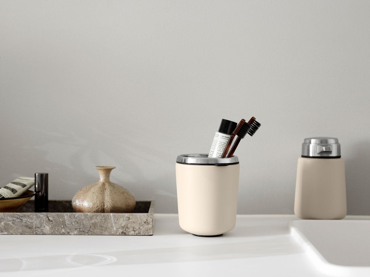 Vipp-7-Toothrbrush-Holder-Beige-Miljo