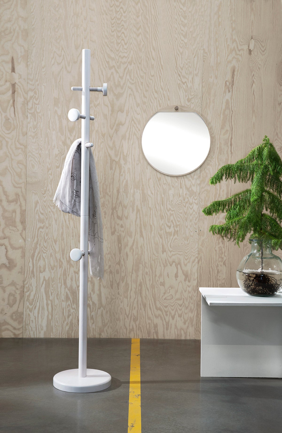 Essem-Design-Skruvad-Tamburmajor-Vitlaserad-Miljö