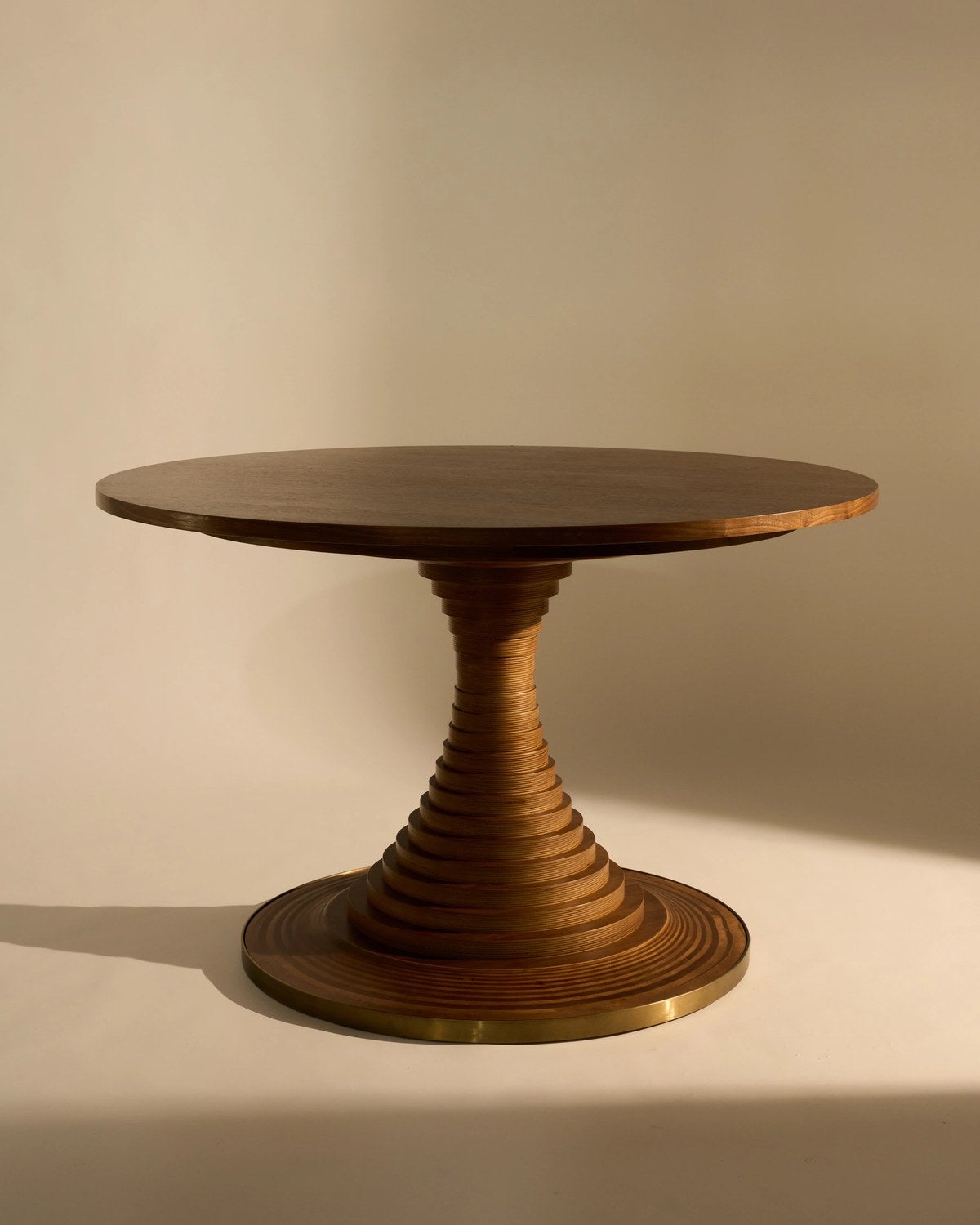 Gubi-Tavolo-a-Dischi-Matbord-120-Hogglanslackad-valnot-10142189-h