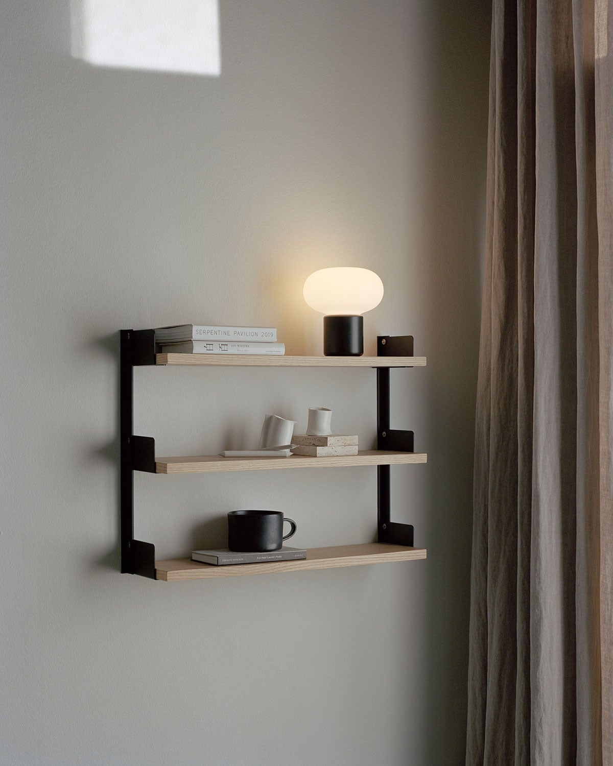 New-Works-Tea-Hylla-Ek-Svart-Miljo