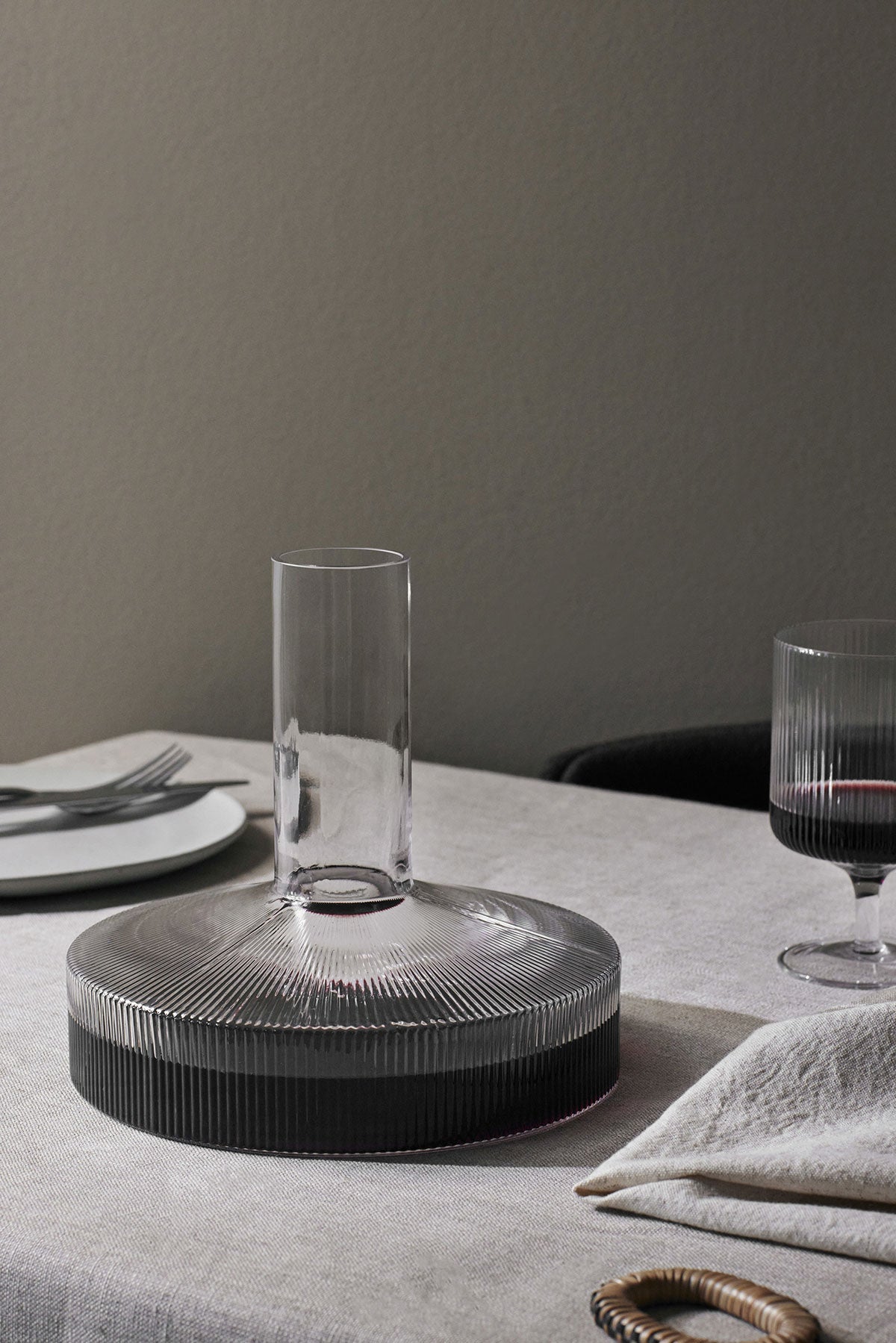 Ferm-Living-Ripple-Vinkaraff-Smoked-Grey-Miljo