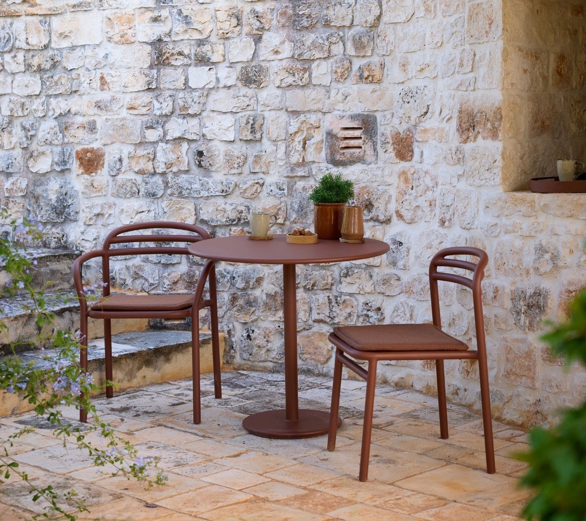 Bliss-chair-with-cushion-Go-cafe-table-d-20180514-env-07a5d
