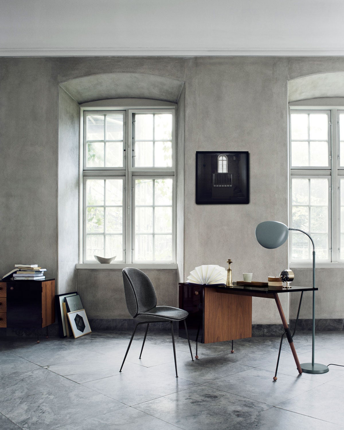 62Desk-Skrivbord-Beetle-Stol-62Sideboard_CobraGolvlampa