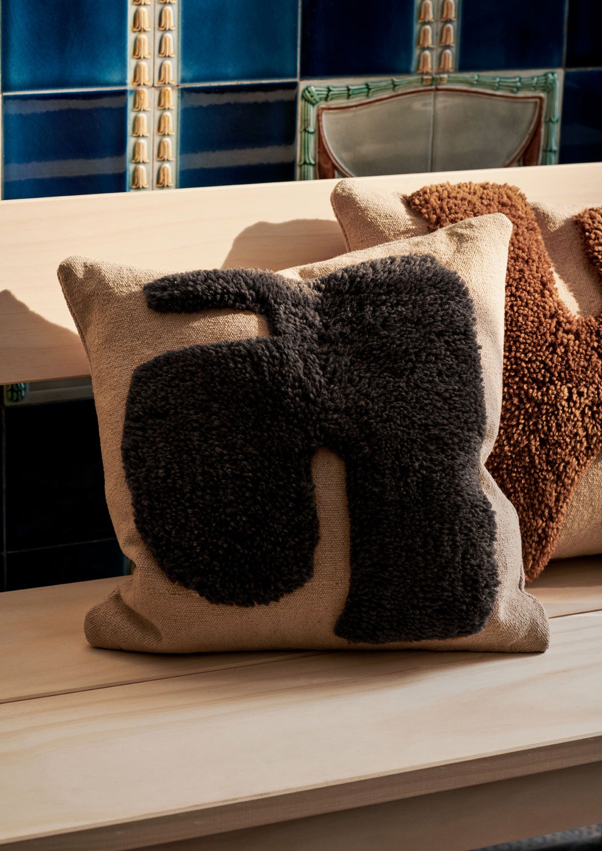 Ferm-Living-Lay-Kudde-Sand-Dark-Brown-Miljo.jpg