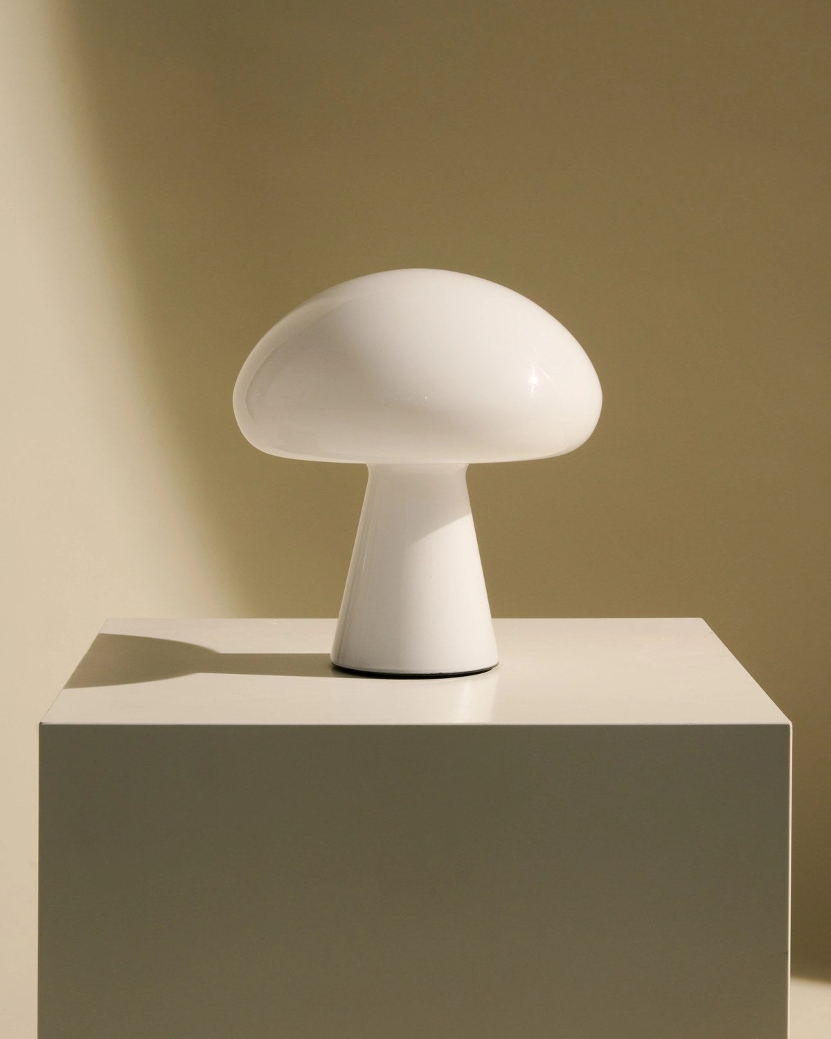 Gubi-Obello-Portabel-Lampa-Pearl-White-10147246-h