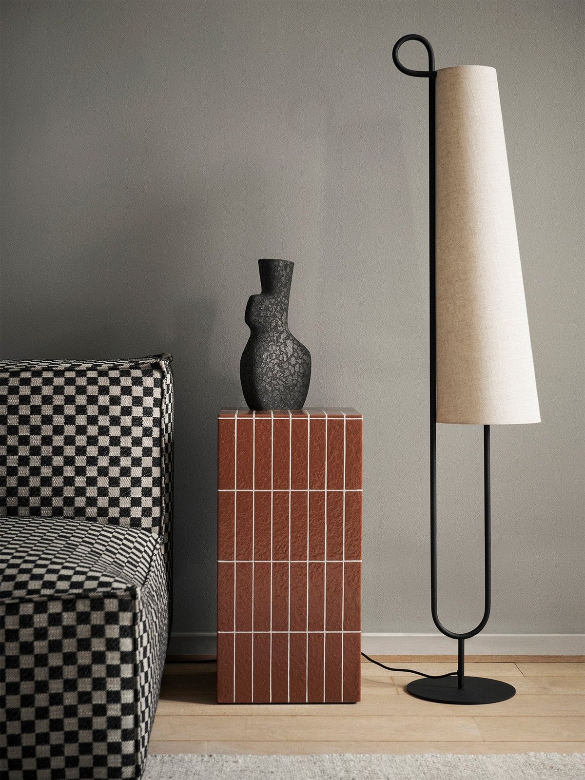 Ferm-Living-Ancora-Golvlampa-Black-Natural-miljo-1