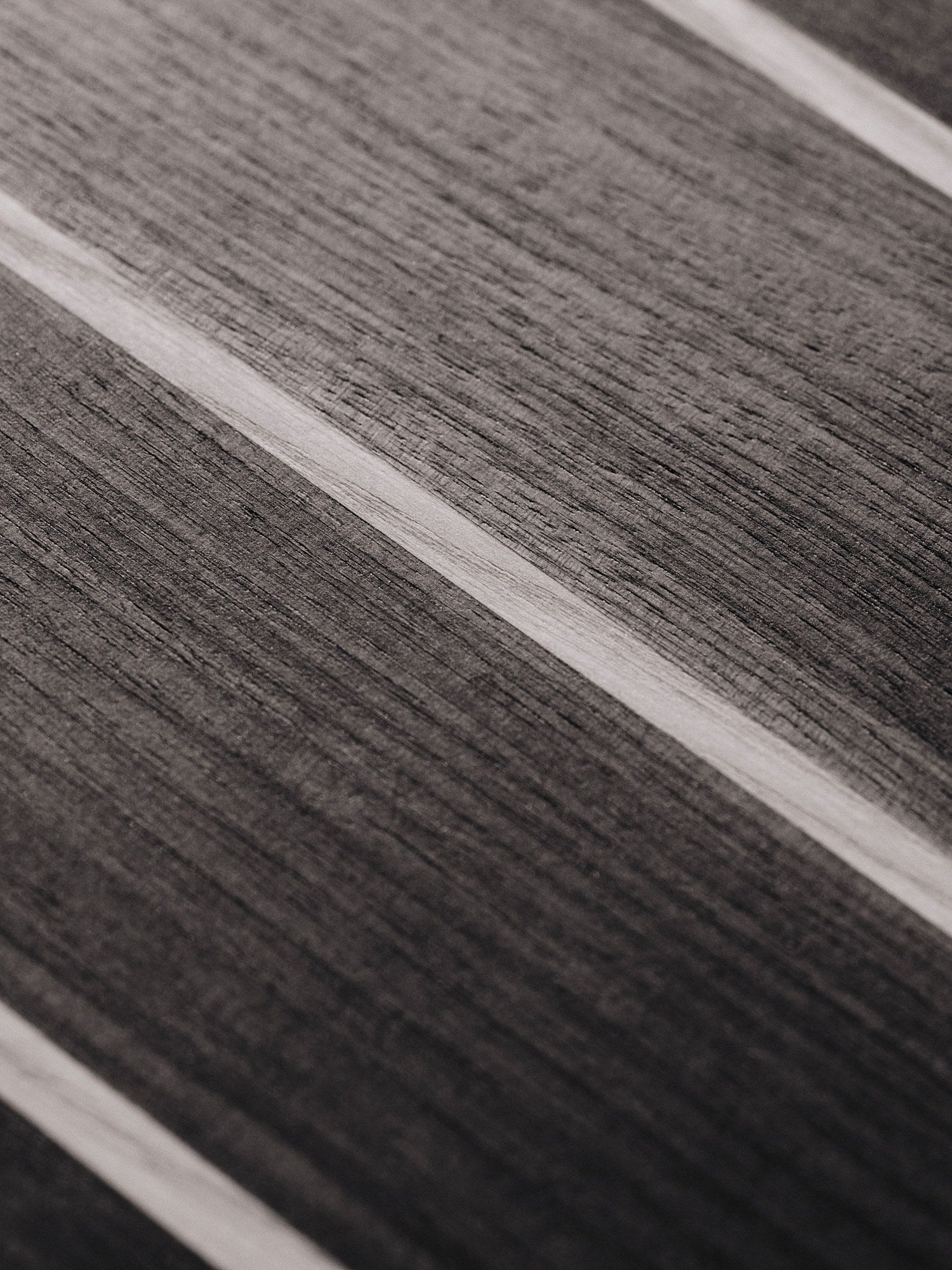 Ferm-Living-Stribe-Cutting-Board-Fine-Walnut-Ash-2375-miljo-1
