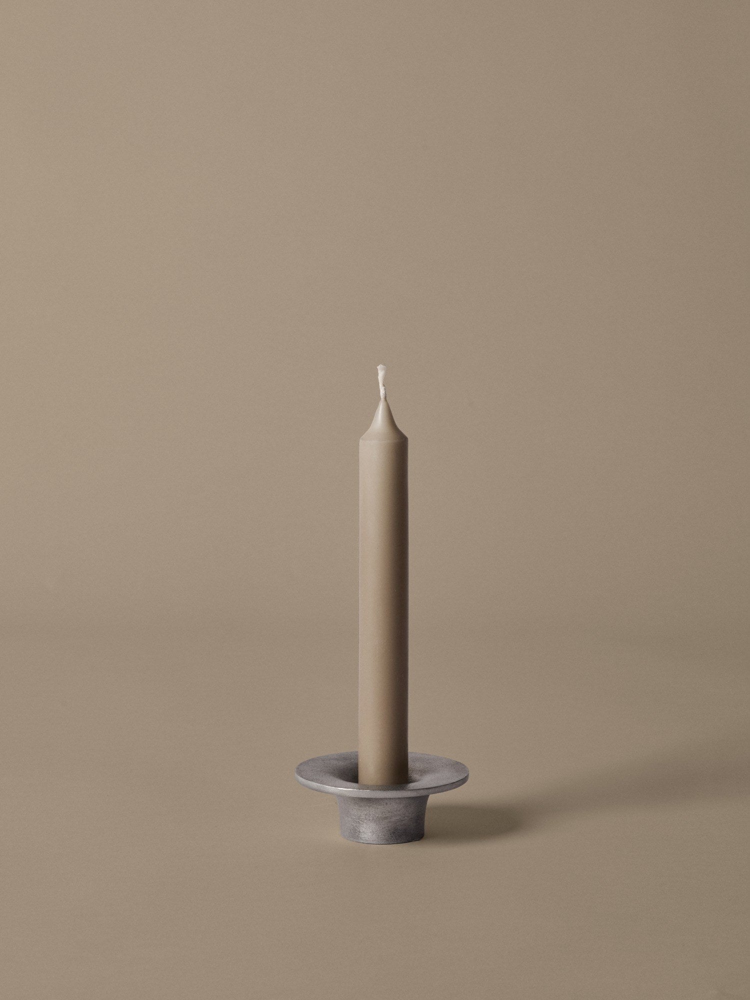 Ferm-Living-Soothe-Candle-Holder-Aluminium-1986-miljo-1