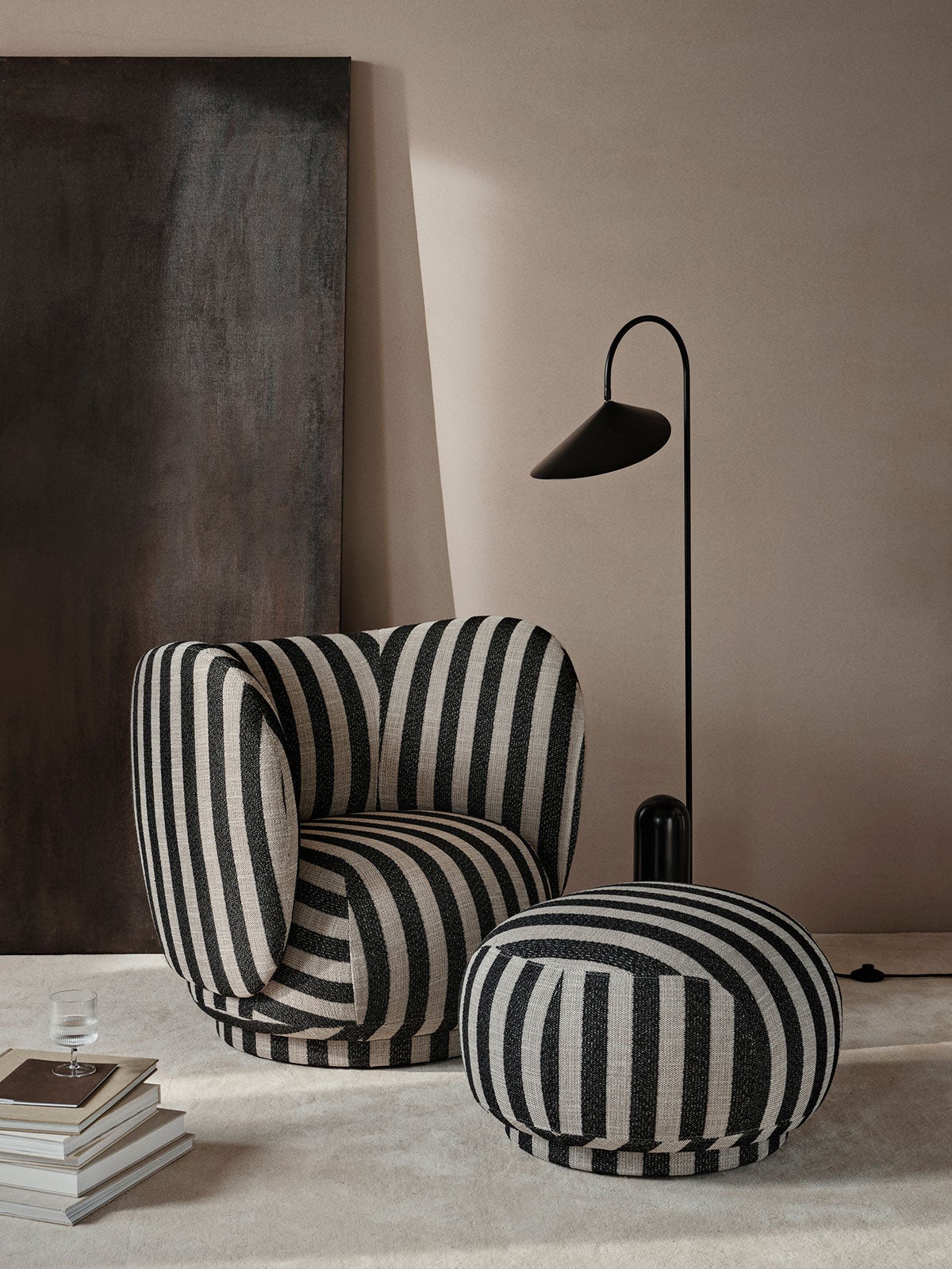 Ferm-Living-Arum-Golvlampa-Black-Miljo.jpg Ferm-Living-Arum-Golvlampa-Black-Miljo