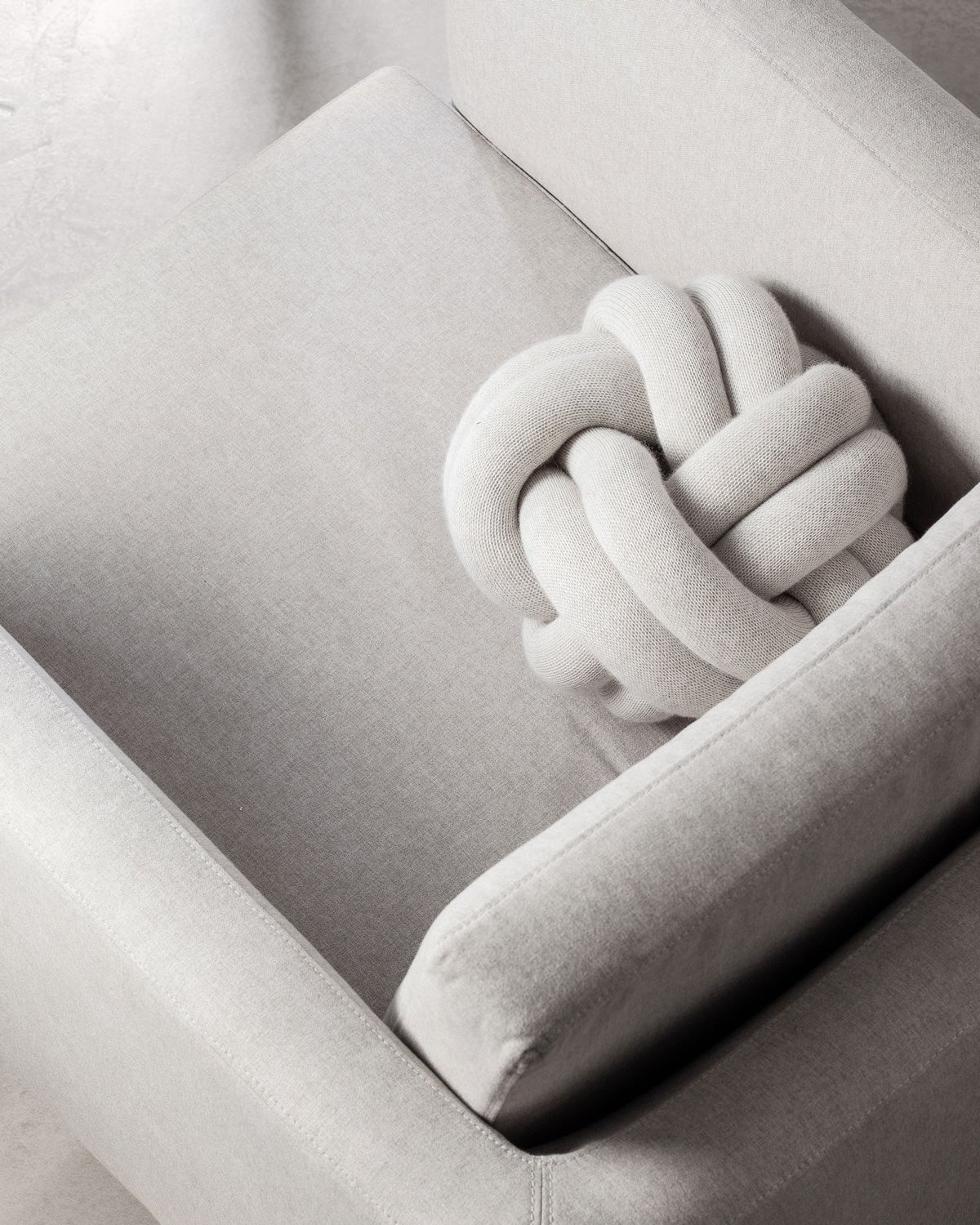 image2-2351-0200-KnotCushionWhiteGrey-Lifestyle