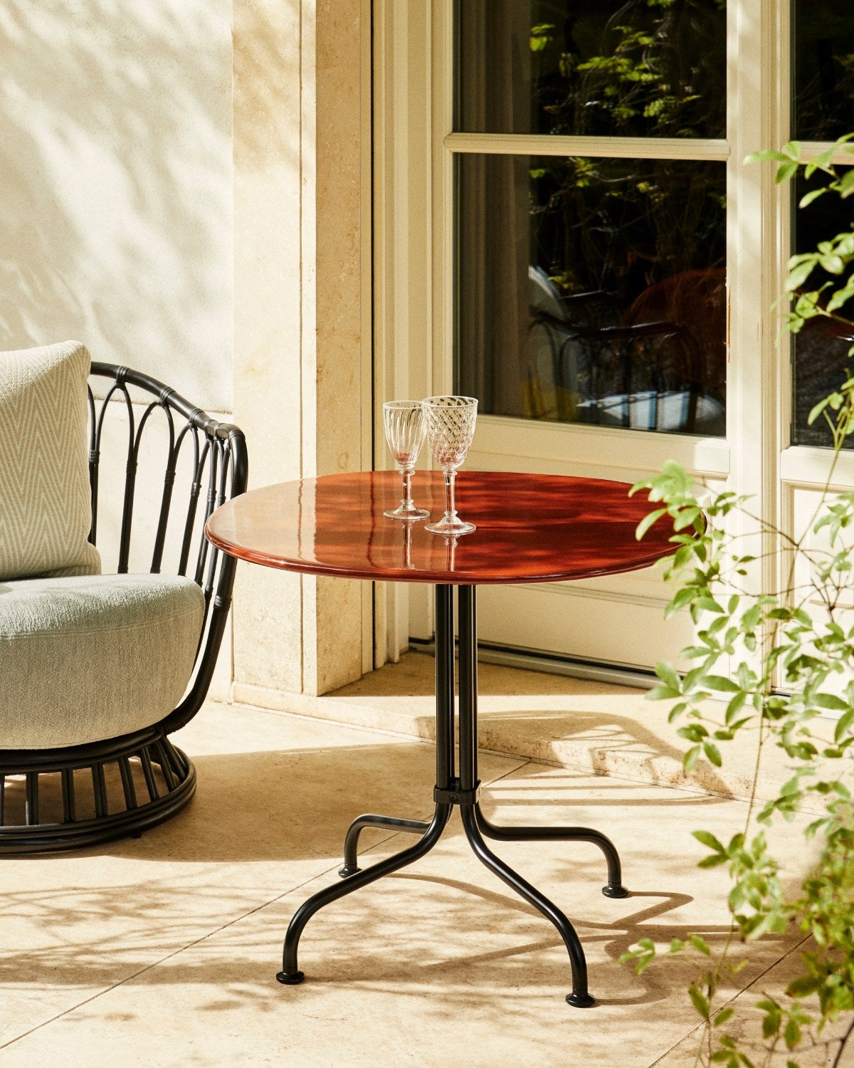 Gubi-Carmel-Loungebord-miljo-236814267347081
